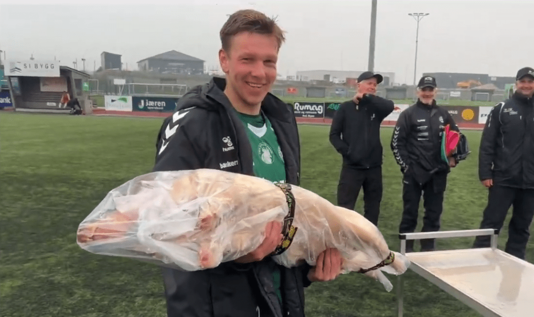 Ποιο αρνί; Ποδοσφαιριστής στη Νορβηγία πέτυχε χατ-τρικ και κέρδισε ένα γουρούνι 23 κιλών
