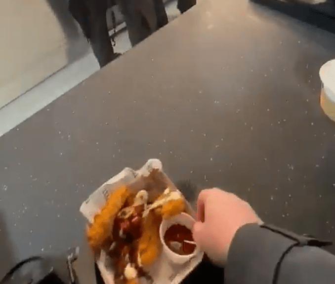 Οπαδός της Έβερτον αποκλείστηκε διά βίου από το νέο γήπεδο της ομάδας, γιατί έκλεψε κοτομπουκιές! (video)