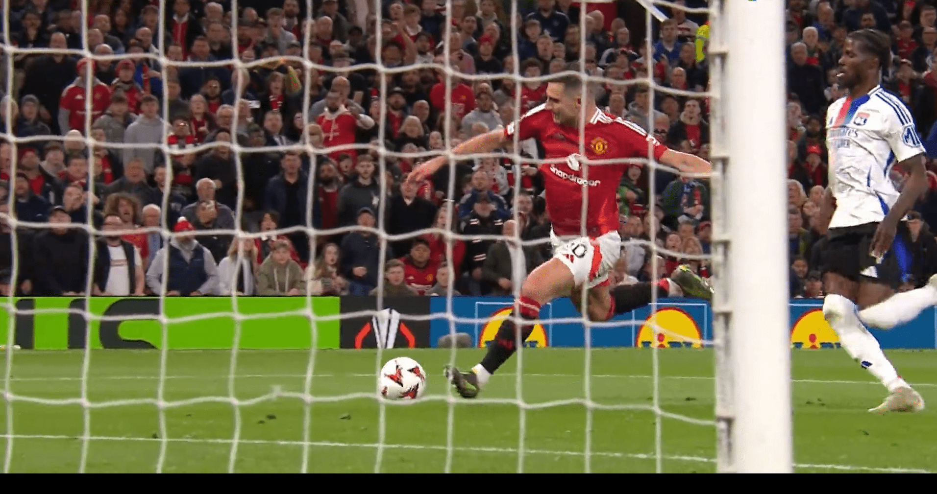 Διπλασιάζει το προβάδισμά της η Γιουνάιτεντ με υπέροχο διαγώνιο σουτ του Νταλότ (video)