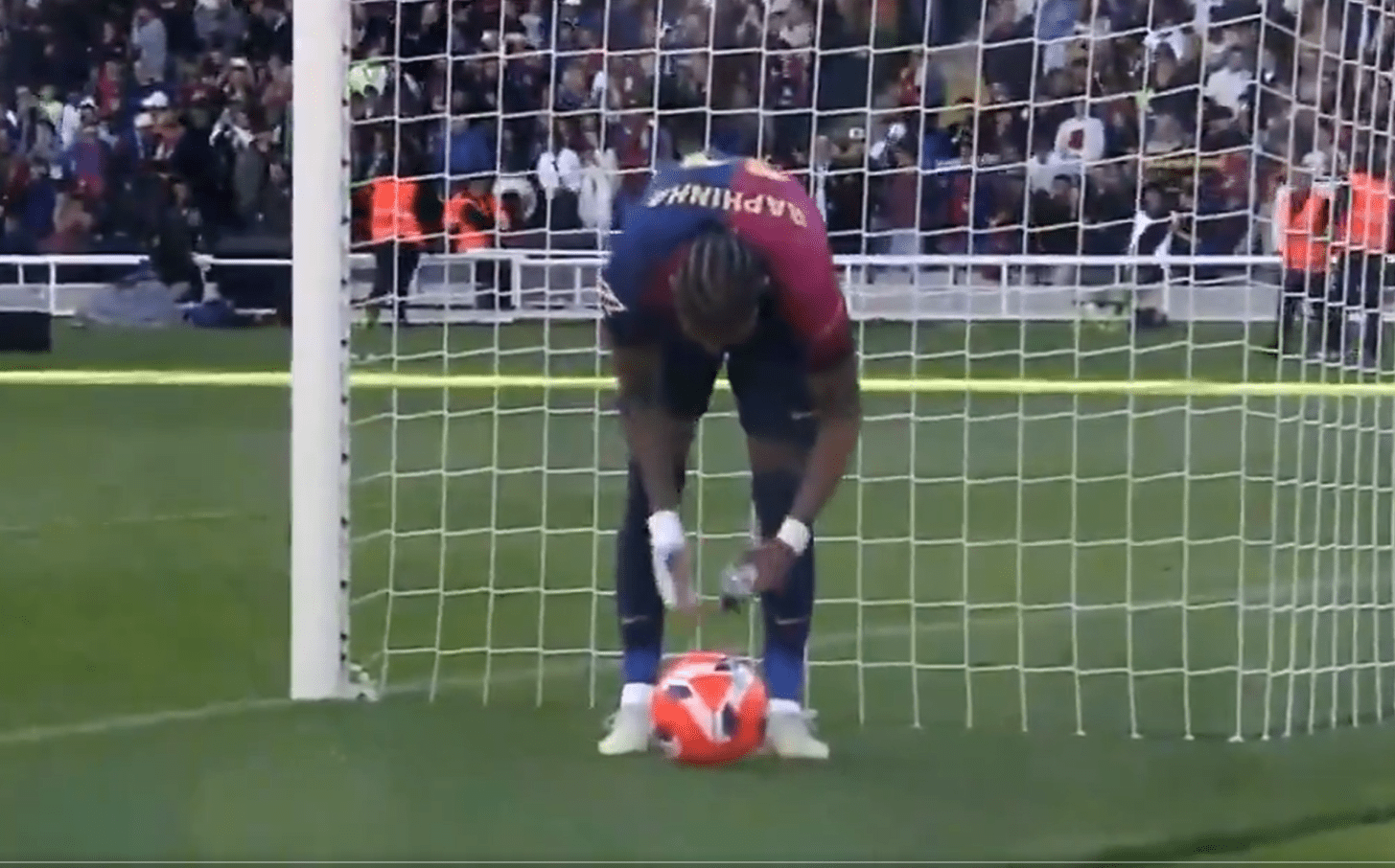 Γιατί ο Ραφινια έβρεξε την μπάλα πριν εκτελέσει το πέναλτι στο 98'