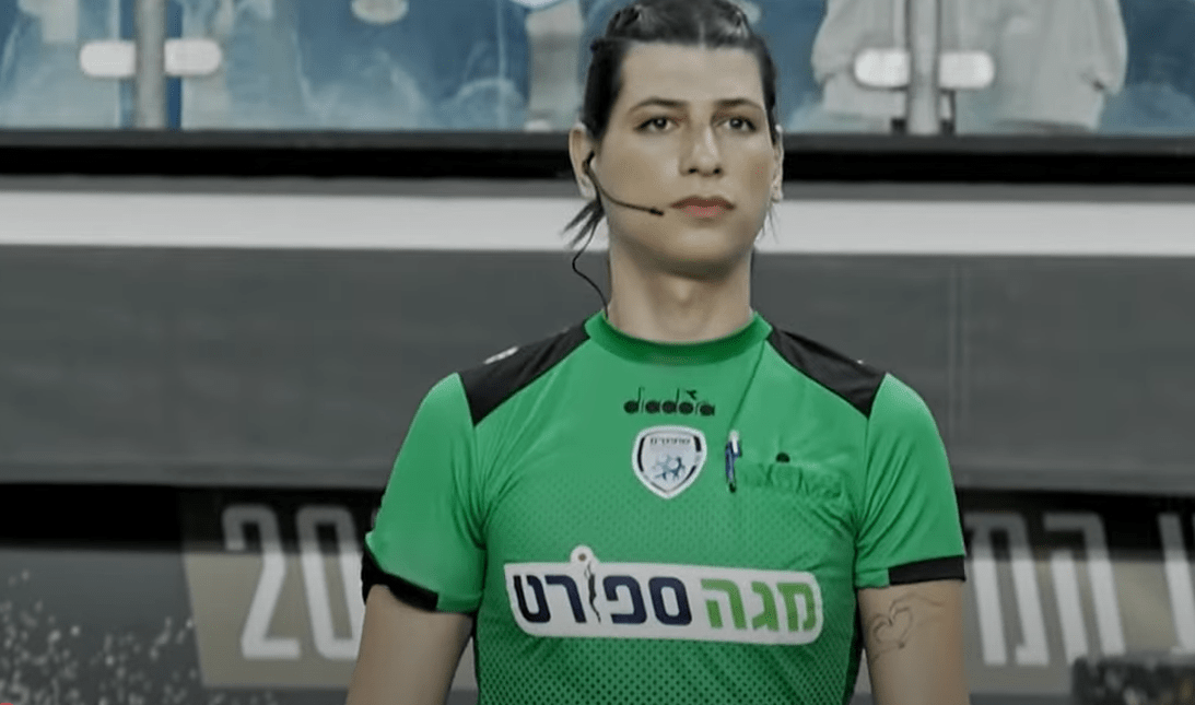 Η πρώτη τρανς γυναίκα διαιτητής της UEFA ανοίγει το... βιβλίο της καρδιάς της