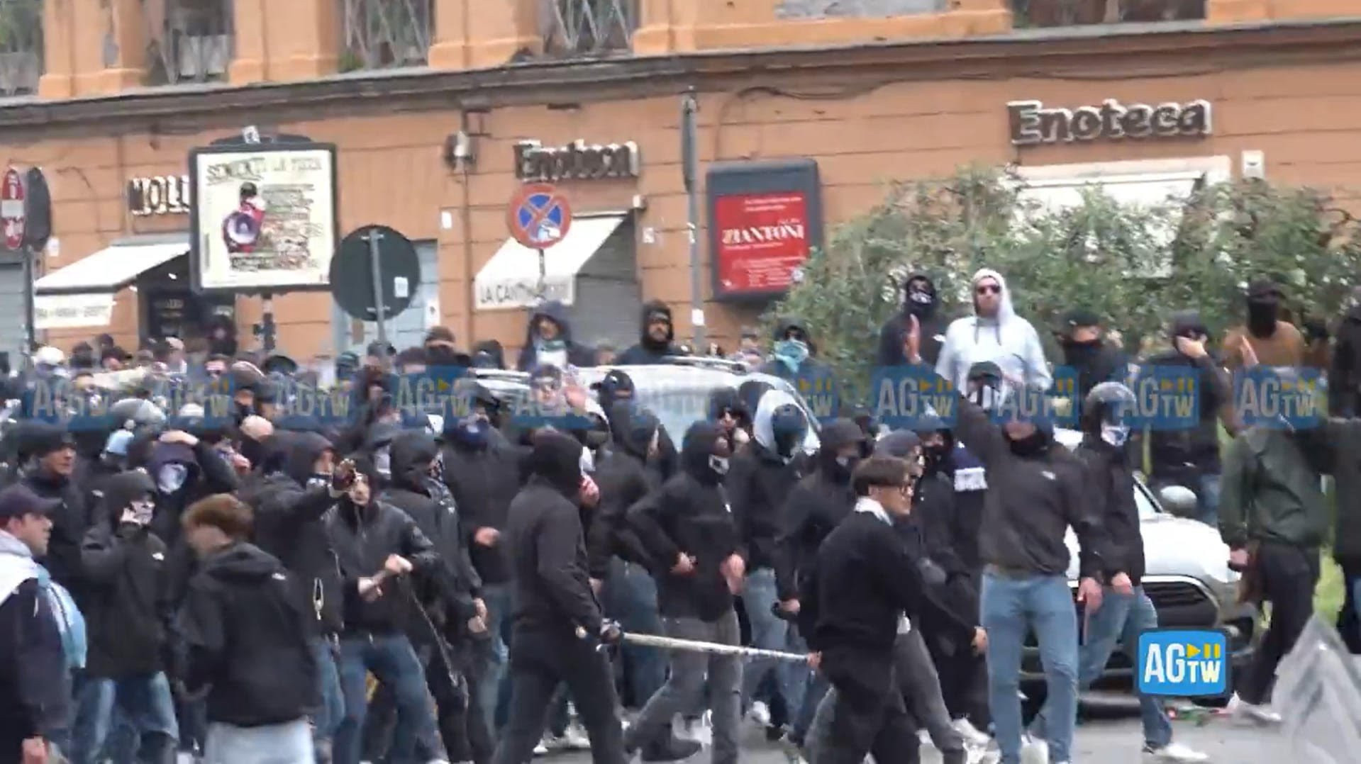 Πολύ ξύλο στο Ολίμπικο μεταξύ οπαδών Λάτσιο και Ρόμα (video)