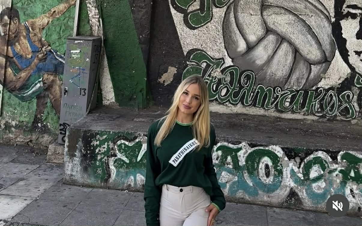 Η καλλονή εγγονή του Πούσκας φωτογραφήθηκε έξω από τη Λεωφόρο: «Στο γήπεδο που ξεκίνησαν όλα»