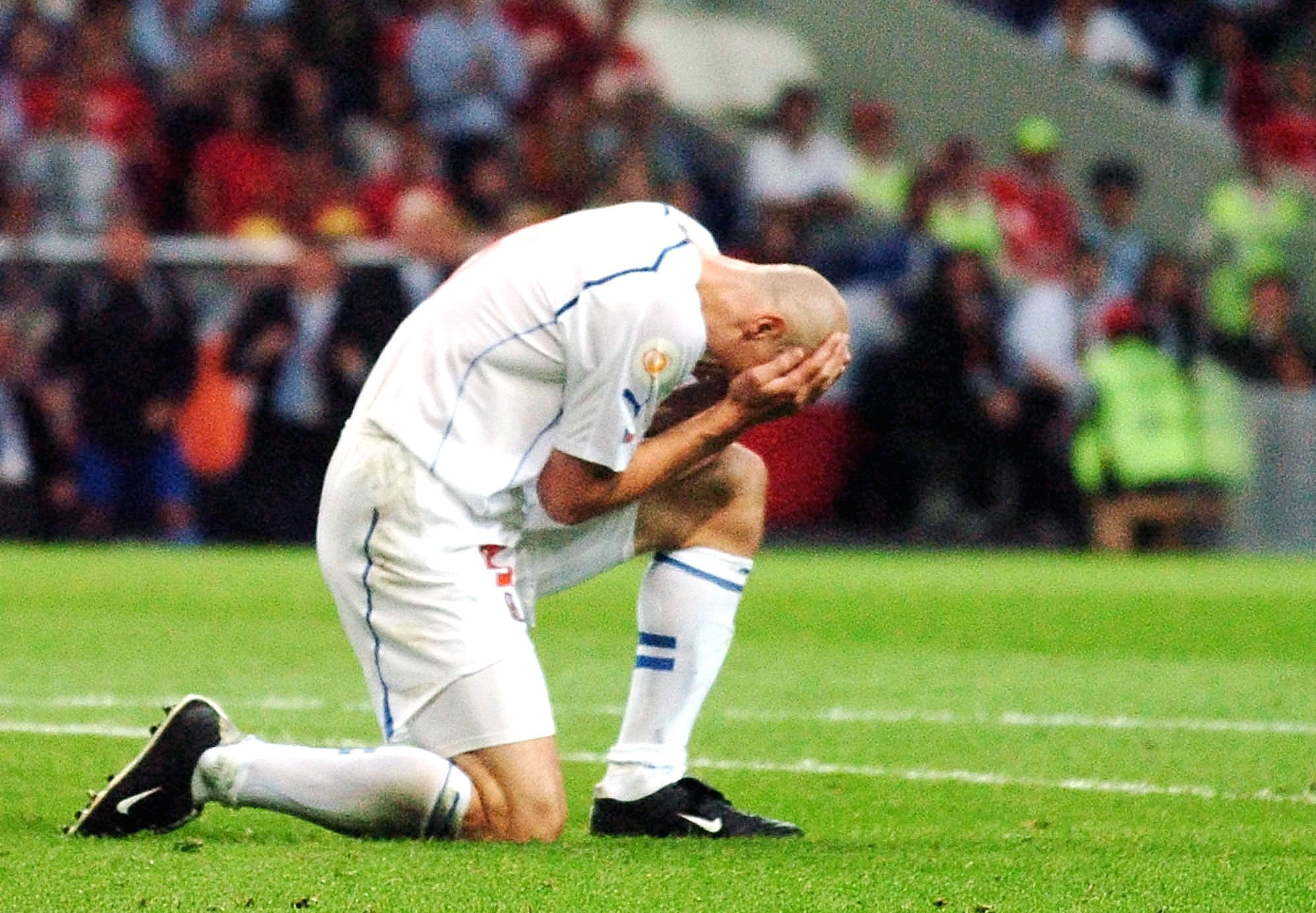 Πριν λίγα χρόνια «τρομοκρατούσε» τις αντίπαλες άμυνες, τώρα δυσκολεύεται να κλωτσήσει τη μπάλα (video)