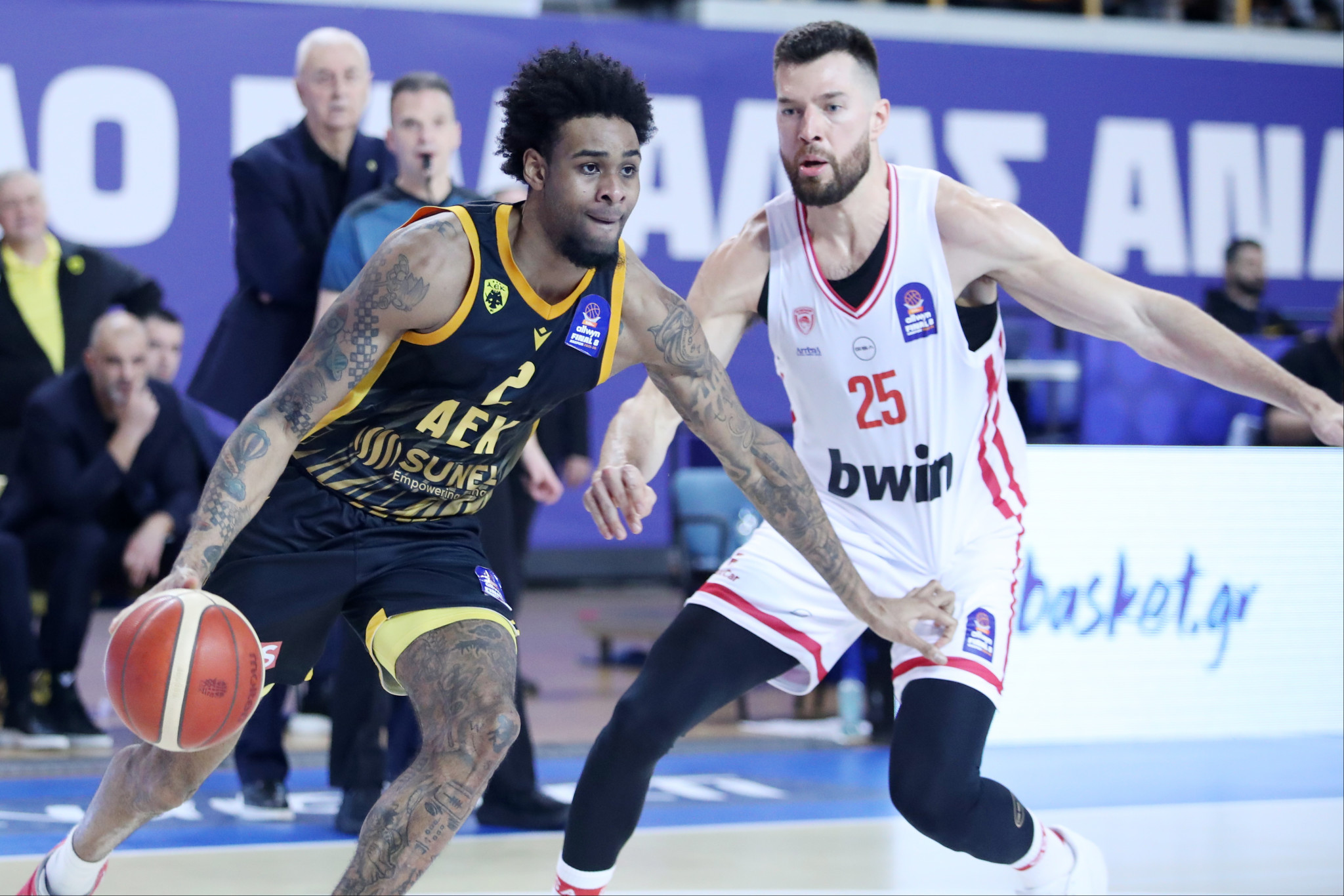 Οι 12άδες ΑΕΚ και Ολυμπιακού στο παιχνίδι της Sunel Arena