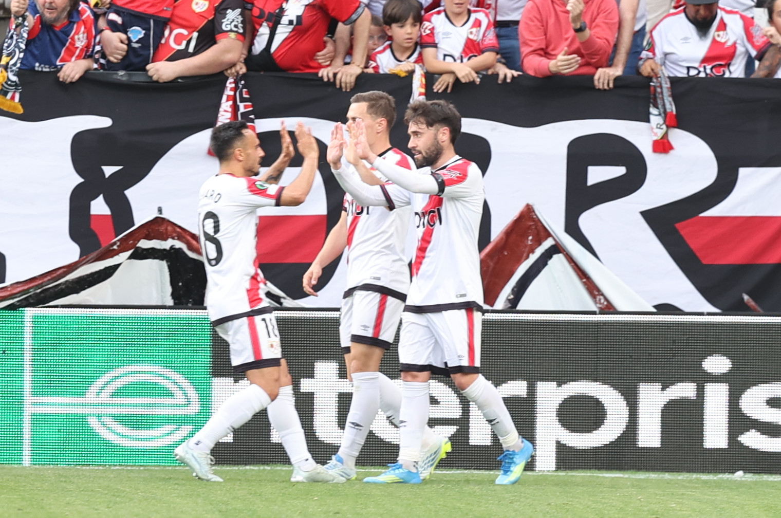 Άλμα παραμονής η Ράγιο Βαγιεκάνο, νίκησε την Εσπανιόλ με λυτρωτή τον Καμέγιο