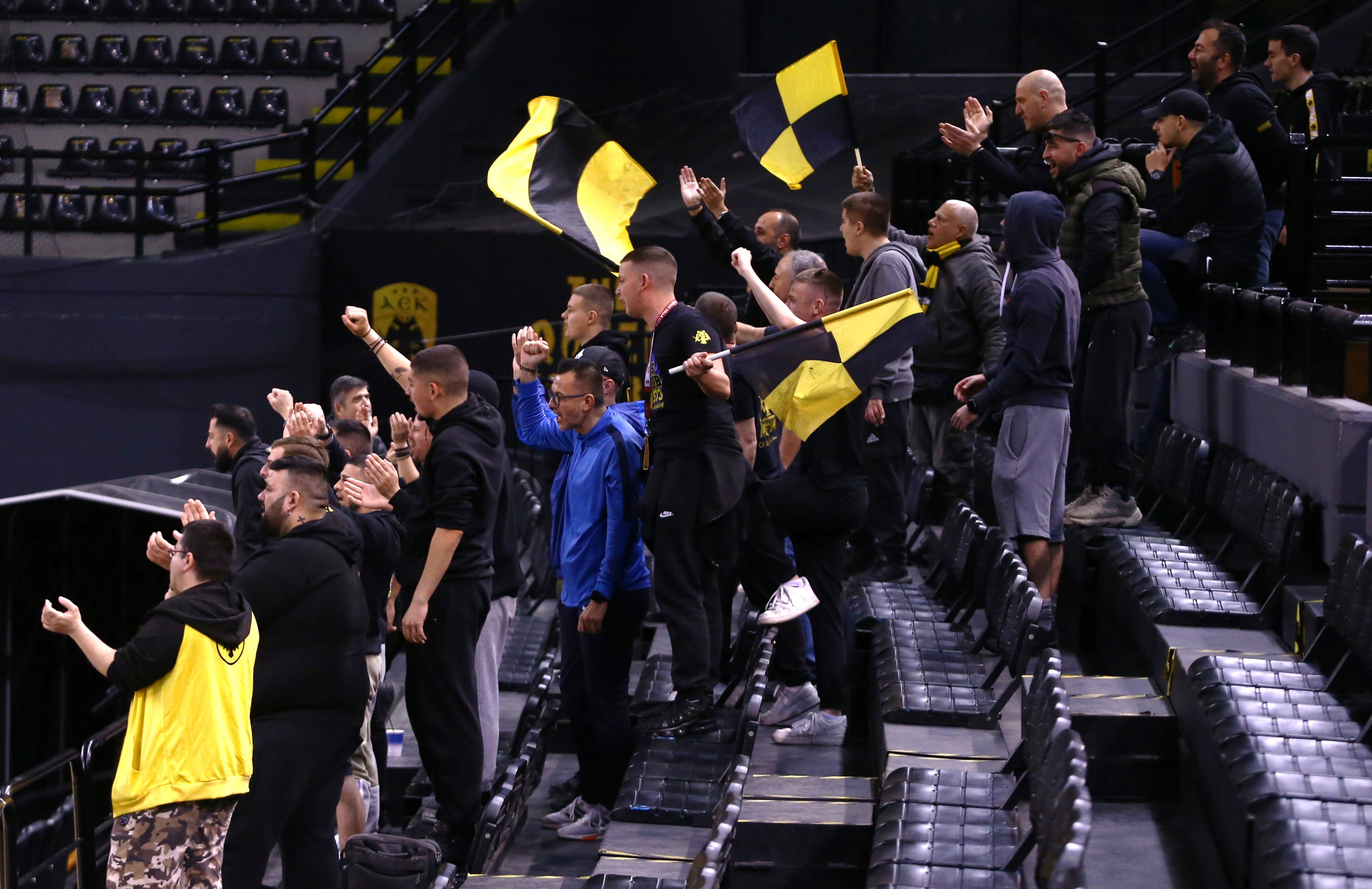 «Ντόπες» του κόσμου της ΑΕΚ στην τελευταία προπόνηση πριν από τη Μπανταλόνα (video)