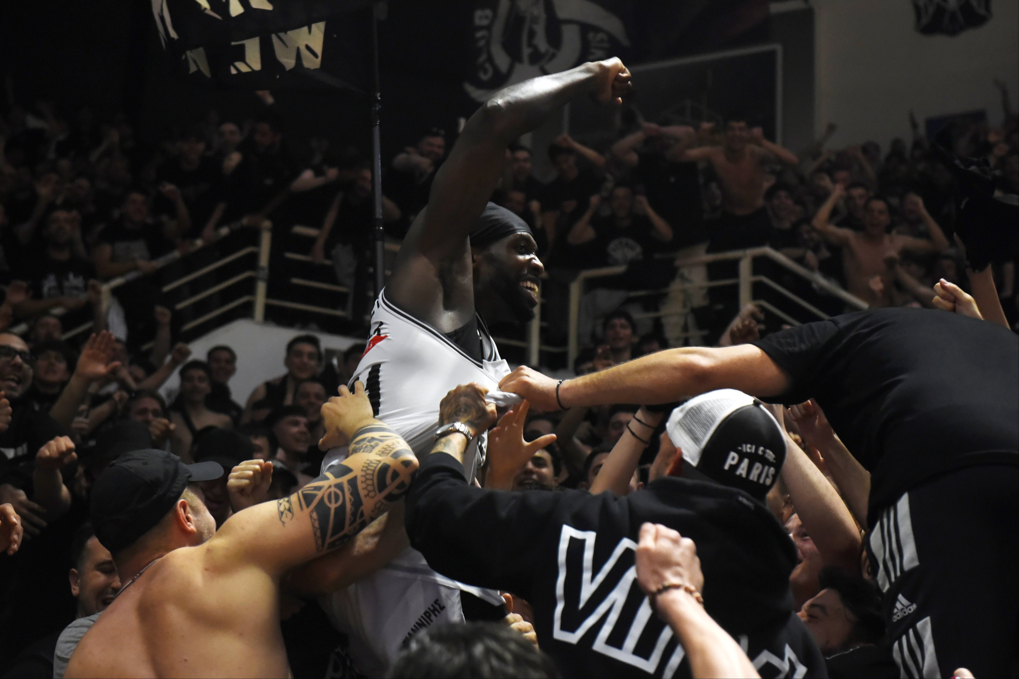 Τρελαμένος ο Μπέβερλι ανέβηκε στην εξέδρα και έγινε ένα με τον κόσμο του ΠΑΟΚ