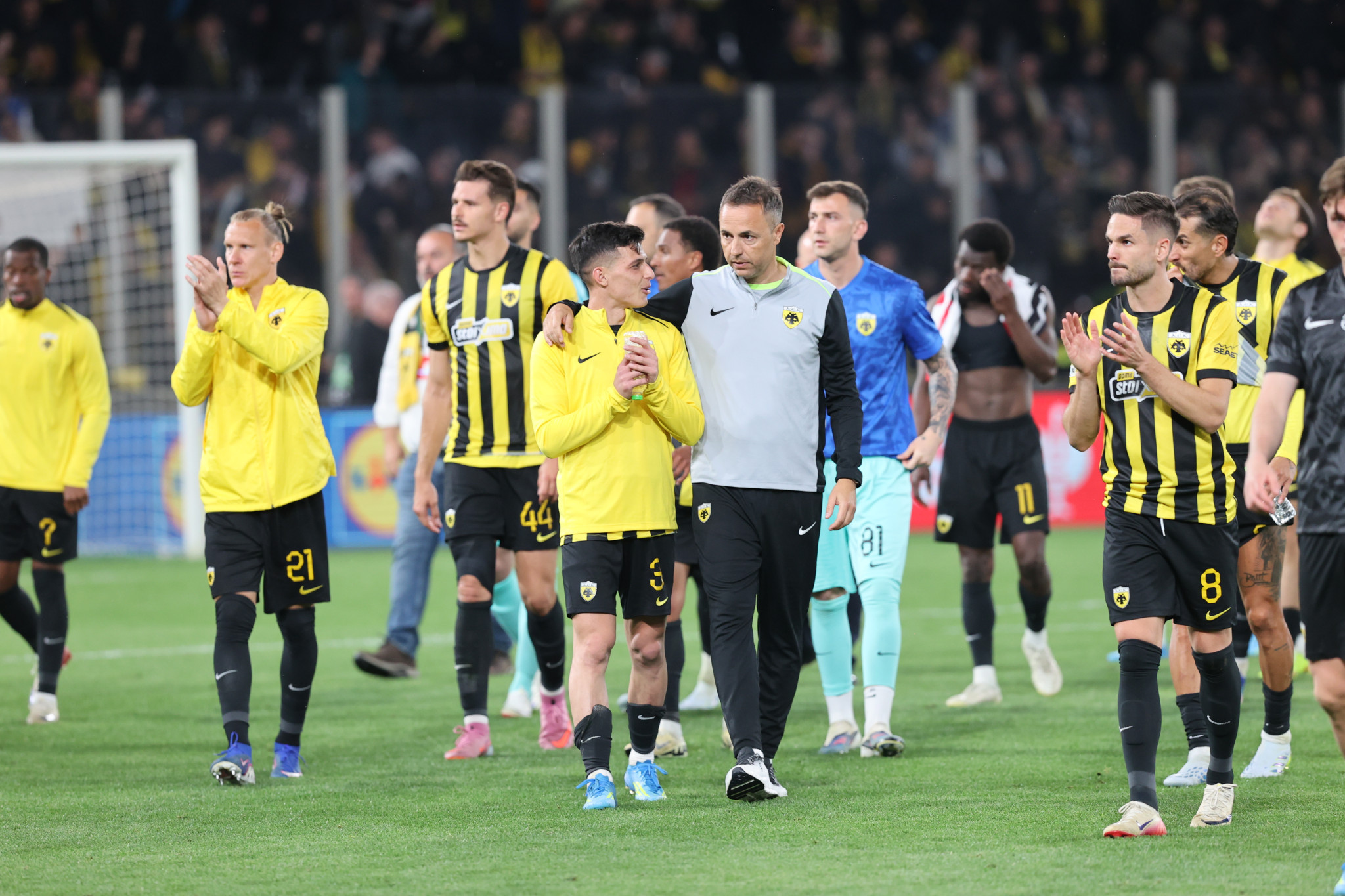 Το απόλυτο fair play: Οι παίκτες της Ράγιο Βαγιεκάνο χειροκρότησαν την ΑΕΚ (video)