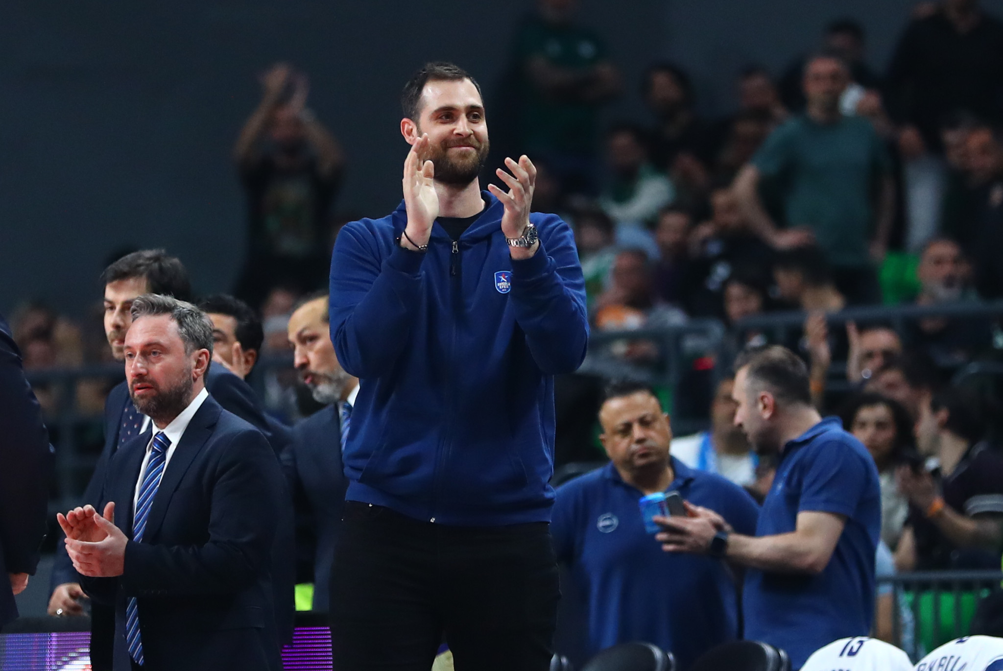 Ο Γιώργος Παπαγιάννης καταχειροκροτήθηκε στην είσοδό του στο Τ-Center (Video)