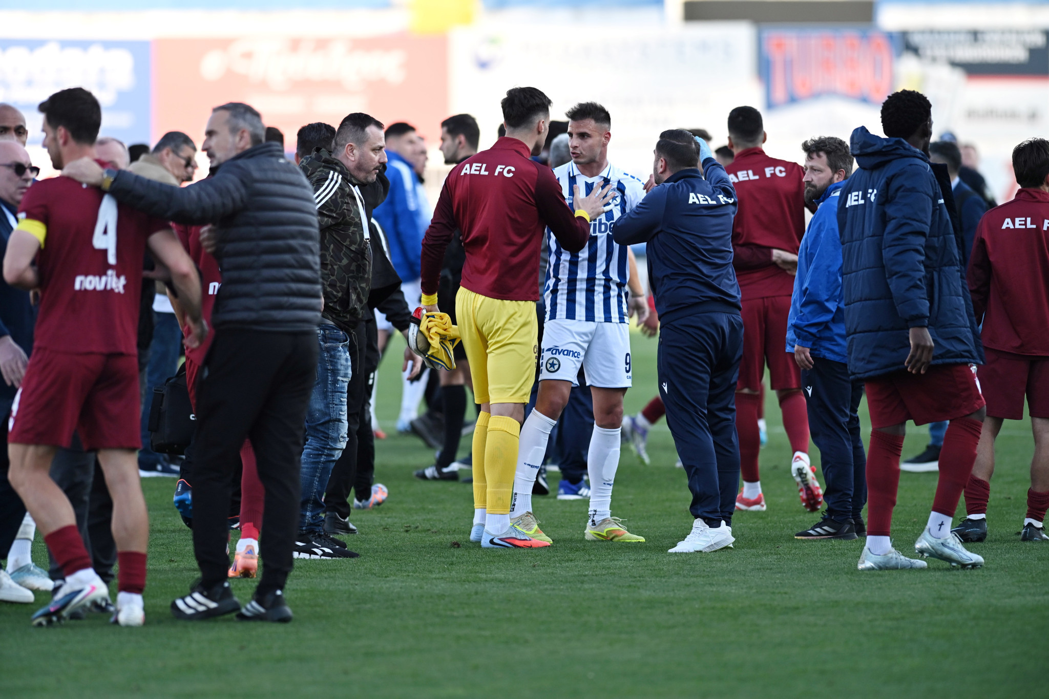 Μεγάλη ένταση μεταξύ των παικτών στο Ατρόμητος - ΑΕΛ Novibet (videos)