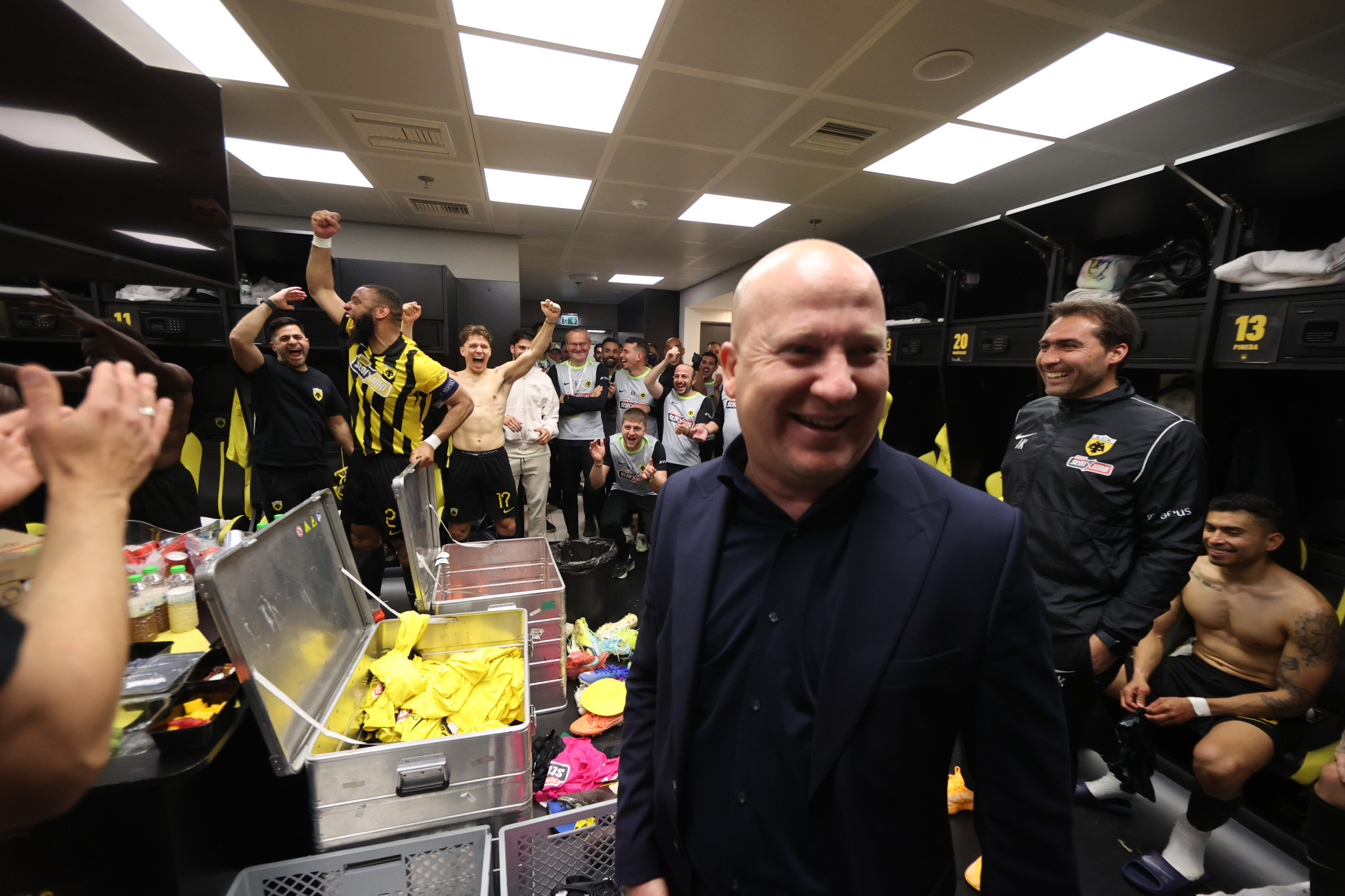 Ο άνθρωπος δίπλα στον Νίκολιτς που δεν πήρε χαμπάρι κανείς