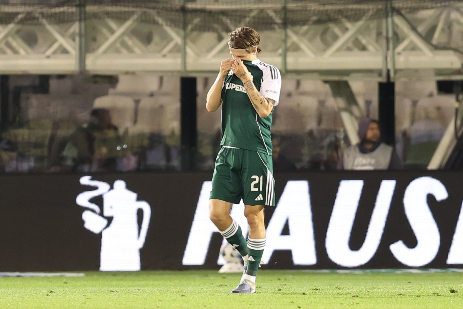 Η αντίδραση του Γεντβάι όταν κατάλαβε τι λάθος έχει κάνει πριν το 0-1 του Ολυμπιακού