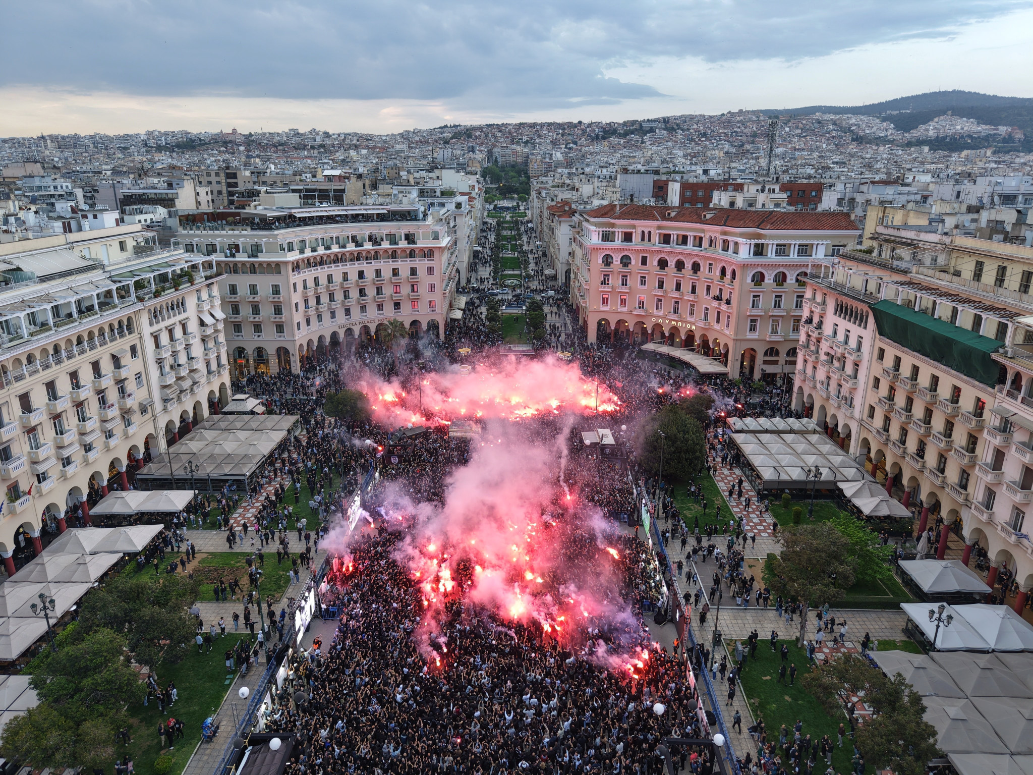 «Κάηκε» η Πλατεία Αριστοτέλους για τα 100 χρόνια του ΠΑΟΚ (photos-video)