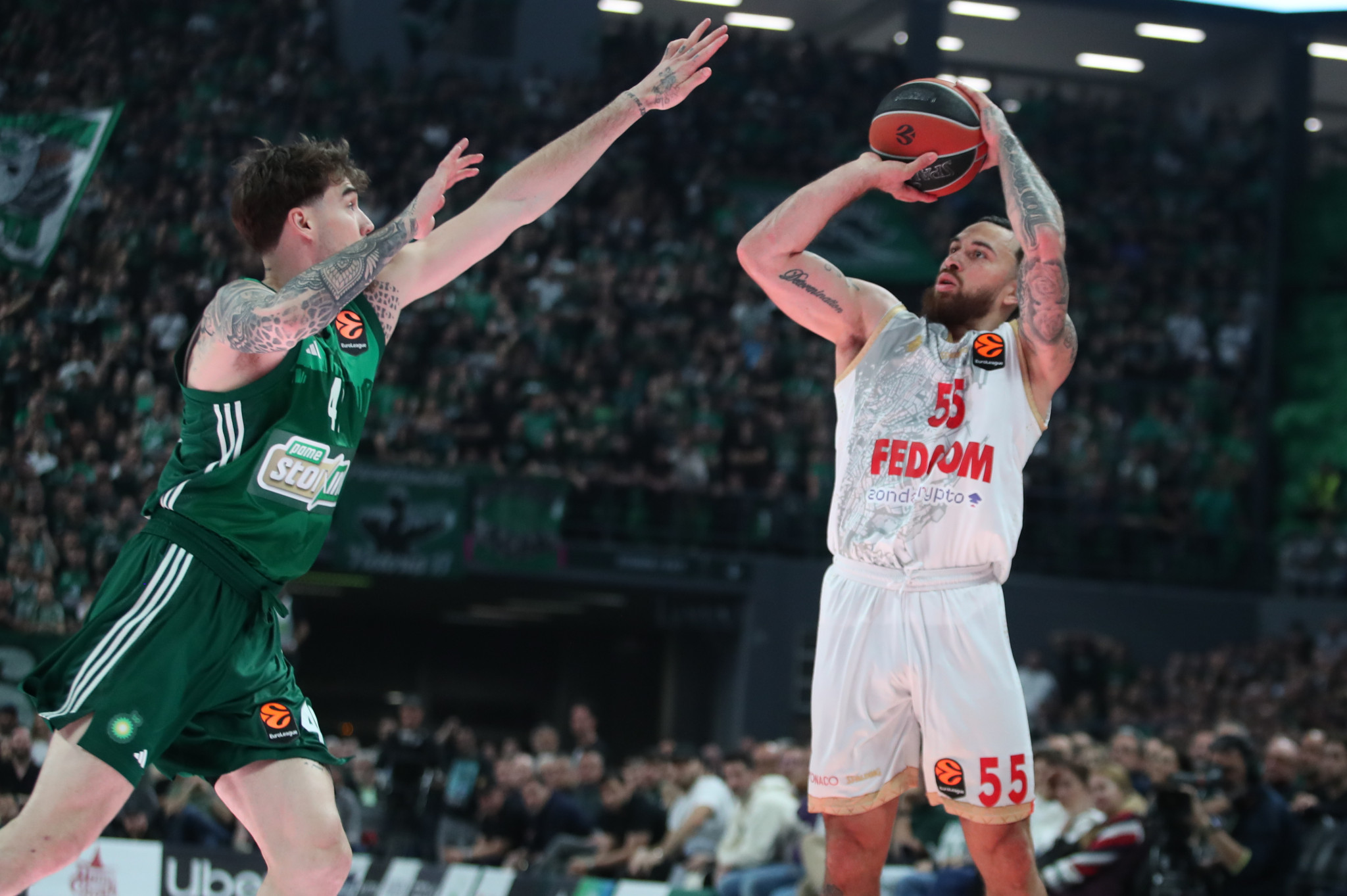 Το απίθανο τρίποντο του Τζέιμς μπροστά στον Φαρίντ (video)