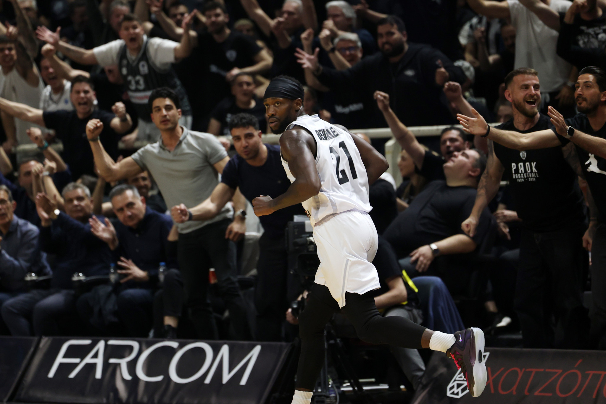 Η μυθική εμφάνιση του Πάτρικ Μπέβερλι που «υπέγραψε» τη νίκη του ΠΑΟΚ κόντρα στη Μπιλμπάο (video)