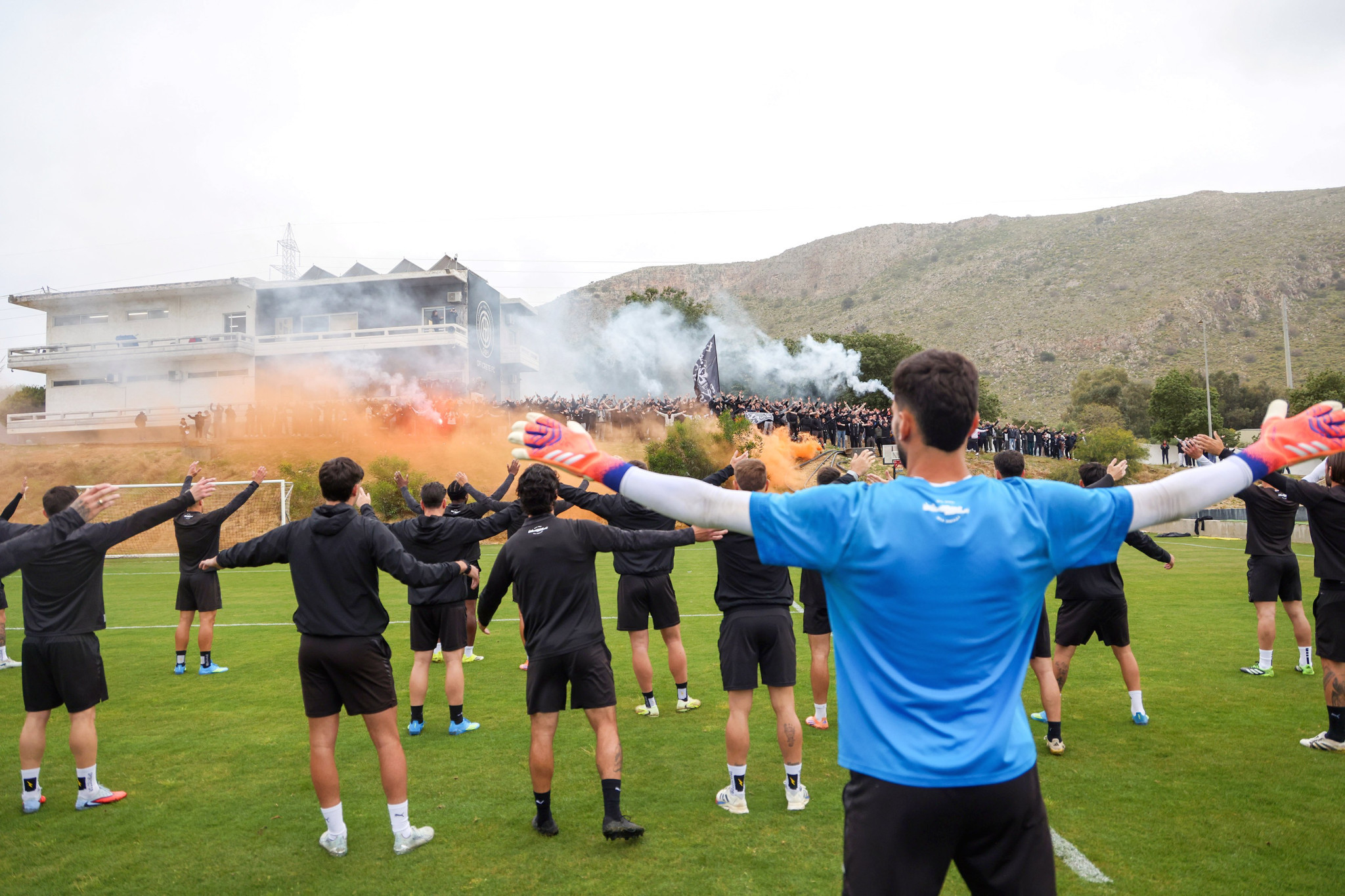 Δυναμικό παρών στο ΒΑΚ από τον κόσμο του ΟΦΗ και «ντόπες» ενόψει τελικού - Το δείπνο μήνυμα του Μπούση! (photos, video)