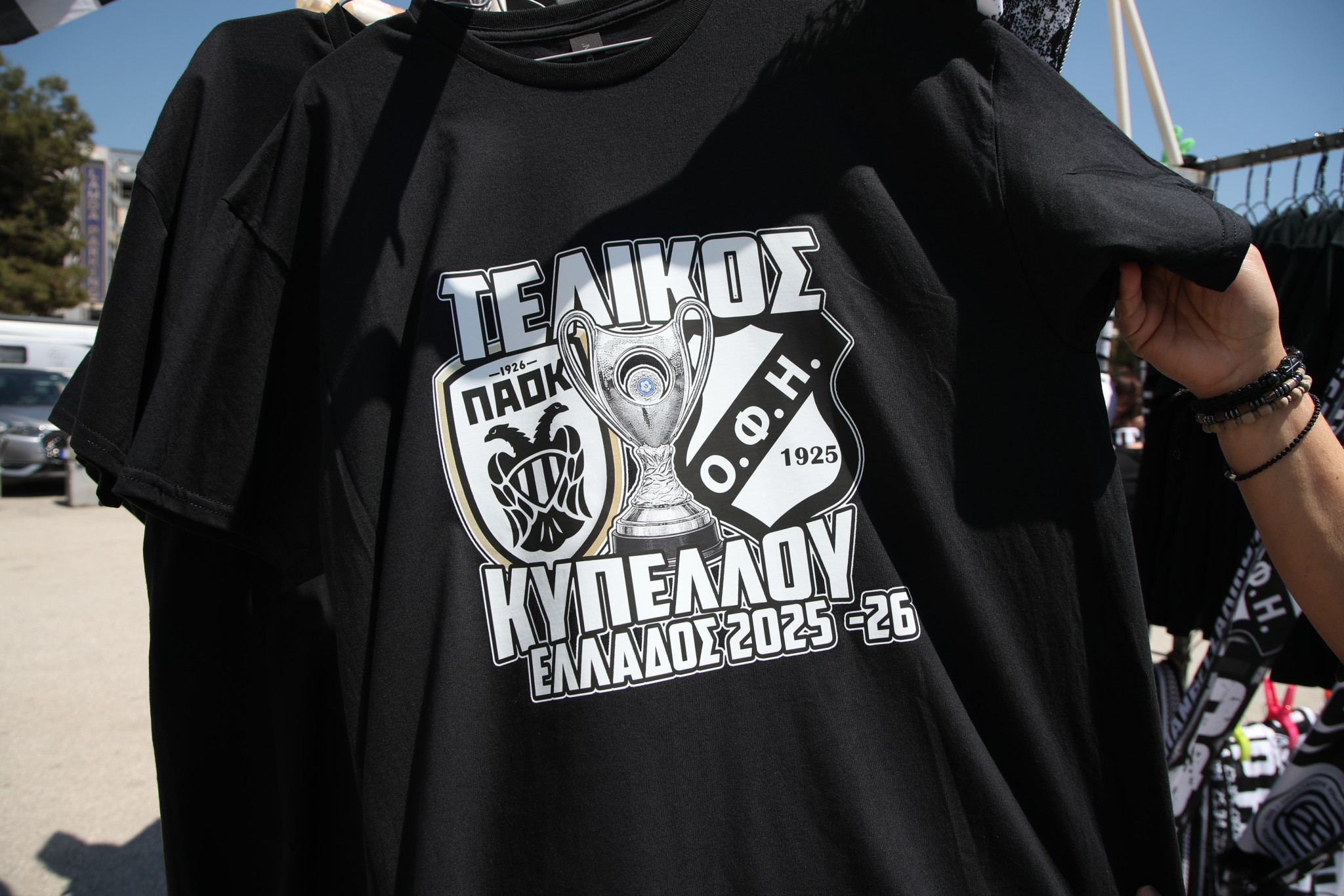 Τρομερό σκηνικό: Οπαδοί του ΠΑΟΚ και του ΟΦΗ τραγουδούν κοινά συνθήματα - Το βίντεο του Athletiko