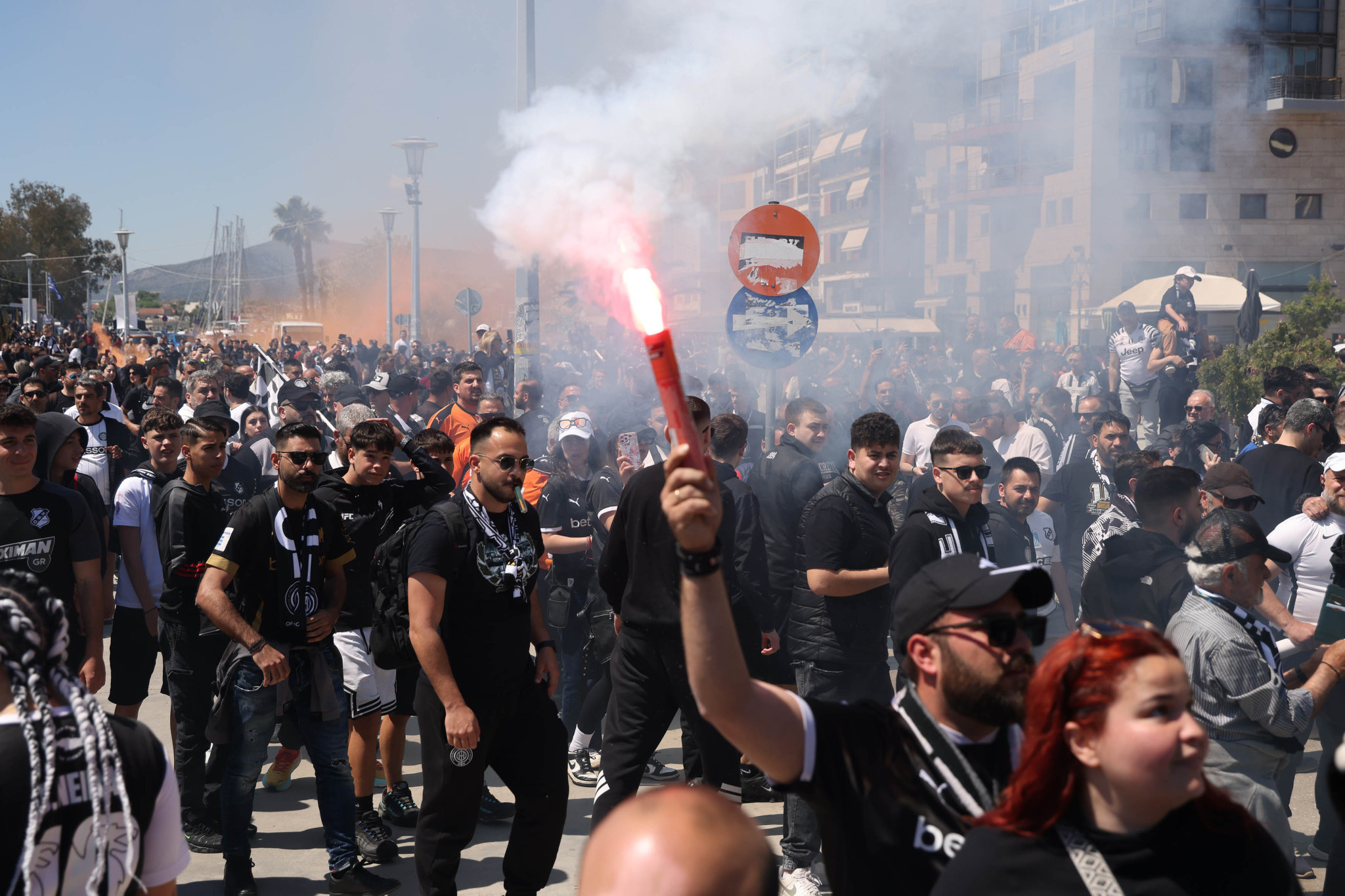 «Ασπρόμαυρη» η παραλία του Βόλου από φίλους του ΠΑΟΚ και του ΟΦΗ (photos)