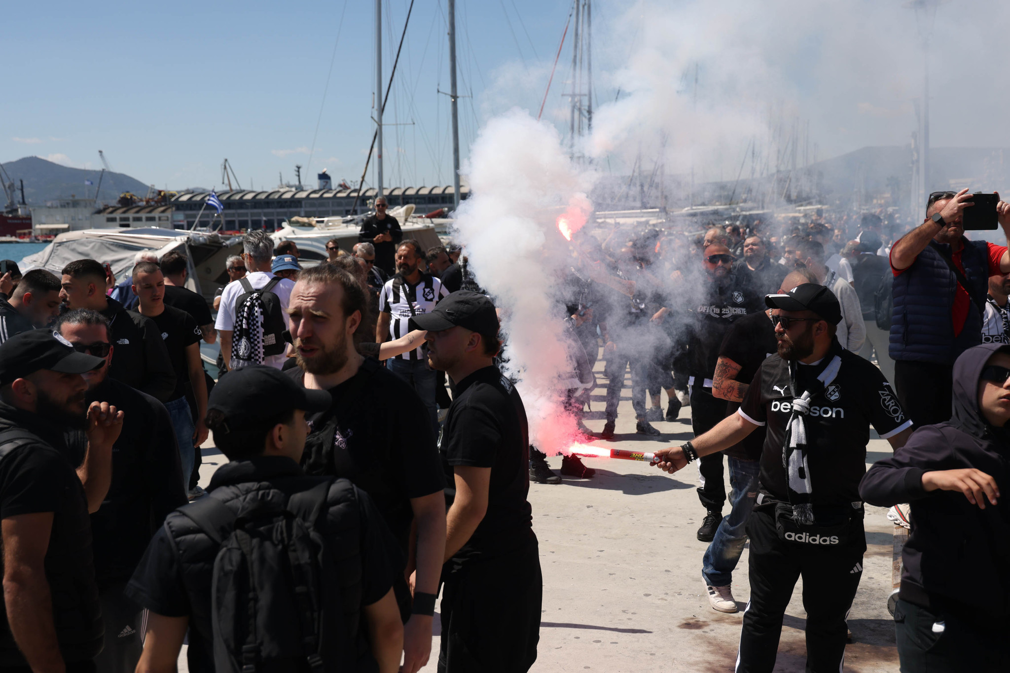 Πραγματική γιορτή του ποδοσφαίρου: Χωρίς αστυνομική επιτήρηση οι φίλαθλοι ΠΑΟΚ και ΟΦΗ στο λιμάνι του Βόλου