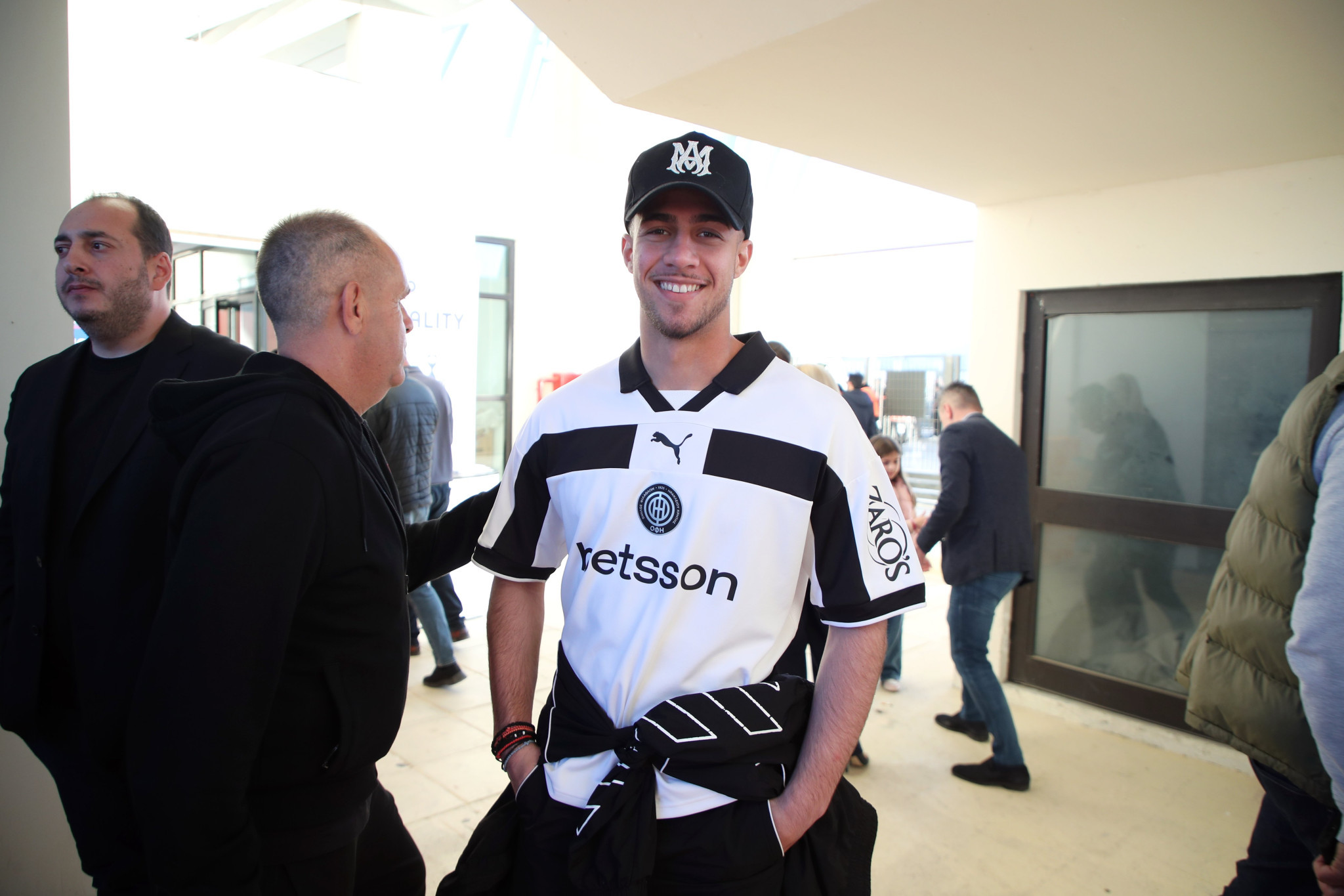 Ο Μπάμπης Κωστούλας με φανέλα του ΟΦΗ στο Πανθεσσαλικό