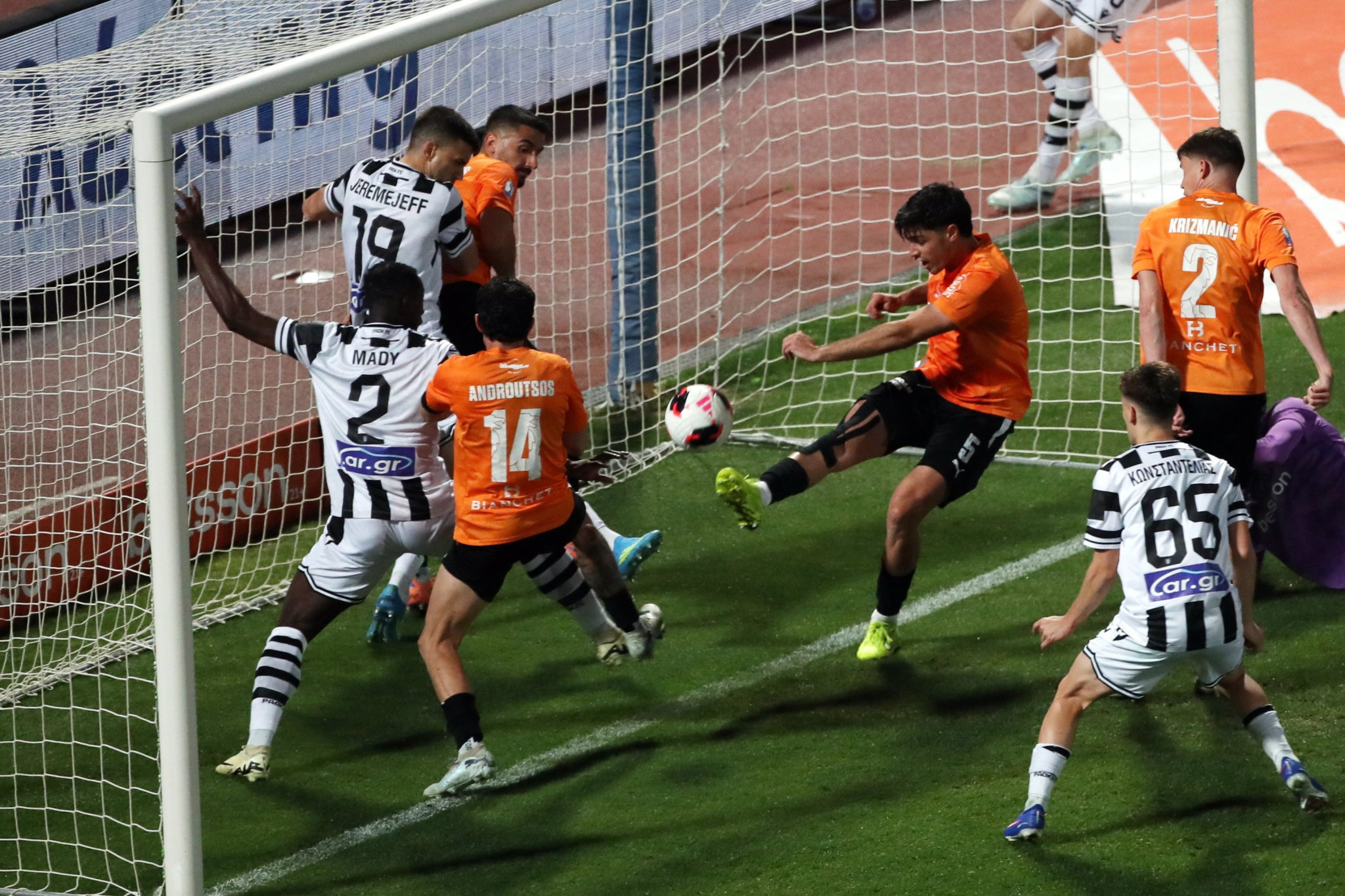 Ο Κωστούλας απομάκρυνε τη μπάλα ακριβώς πάνω στην γραμμή κι έσωσε τον ΟΦΗ (video)