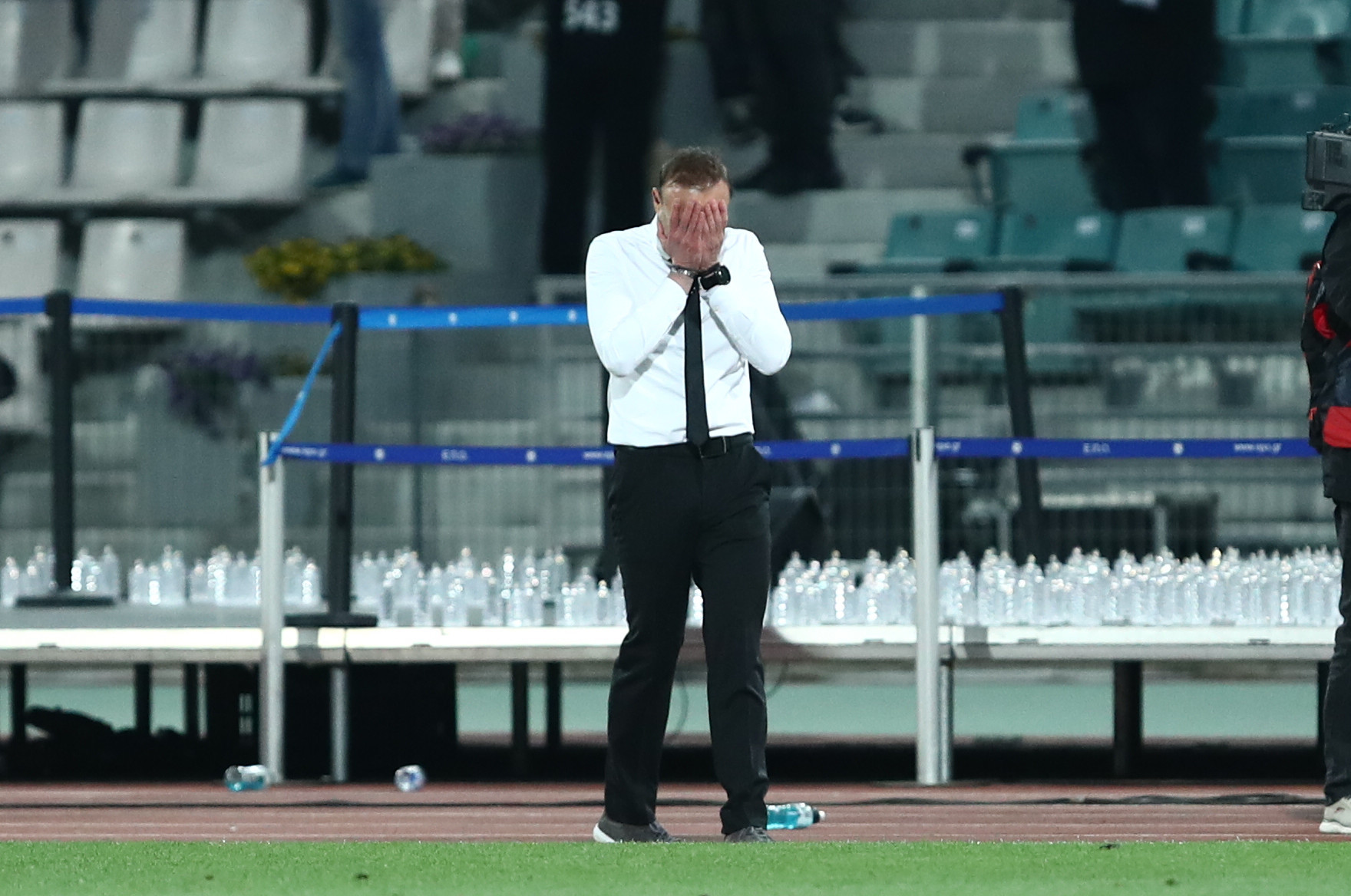 Εδώ στη ρωγμή του χρόνου