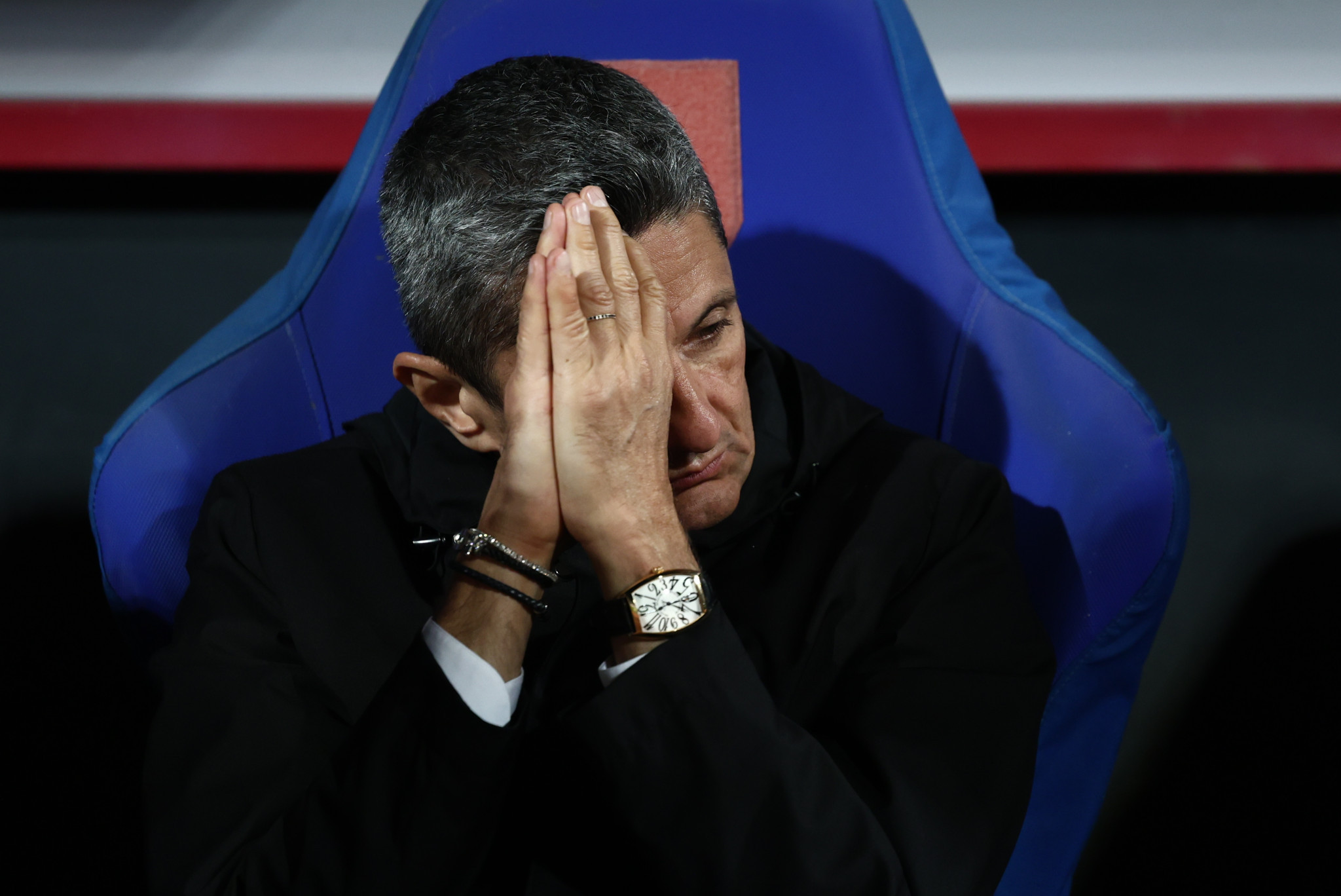 «Λύγισε» στον πάγκο ο Λουτσέσκου μετά την ήττα στον τελικό (photos)