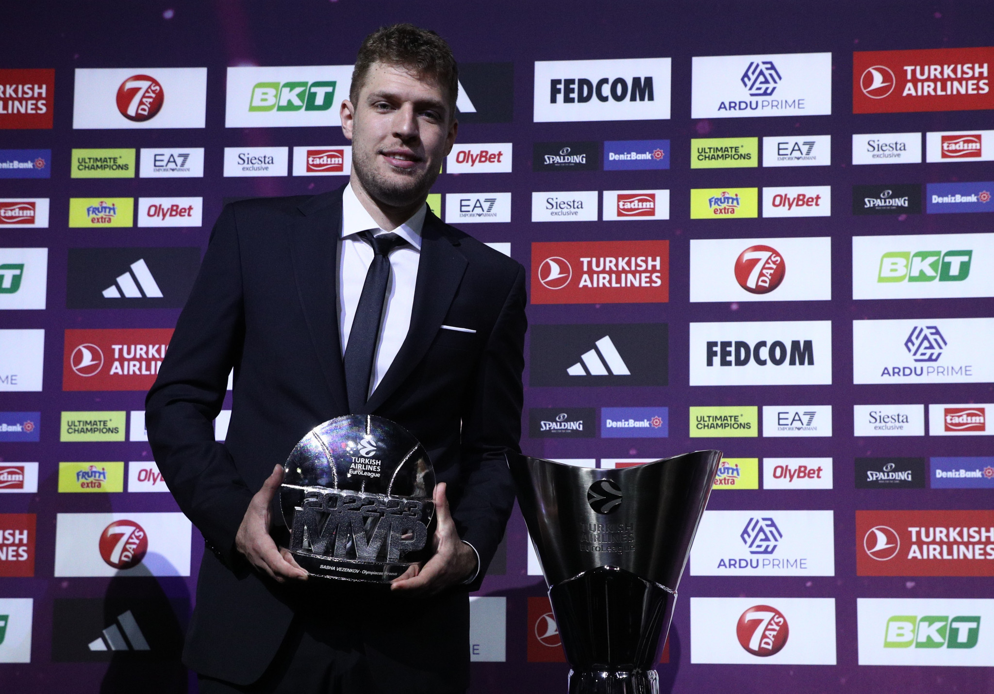 Μόνo αυτός κι ο Πάρκερ: Βεζένκοφ, ο δεύτερος στην ιστορία της EuroLeague με δύο βραβεία MVP