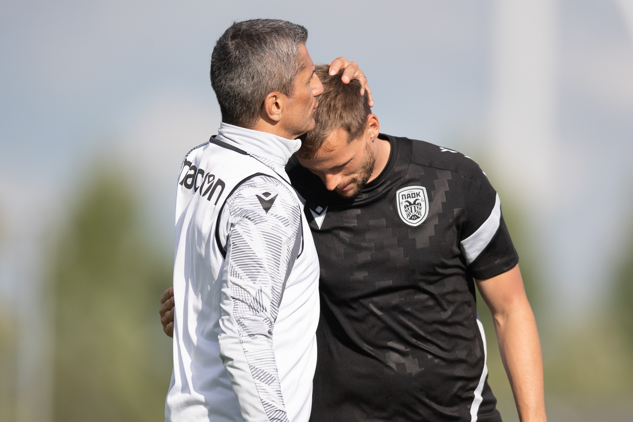 Η συγκινητική υποδοχή των παικτών του ΠΑΟΚ στον Λουτσέσκου που επέστρεψε στη Θεσσαλονική (video)