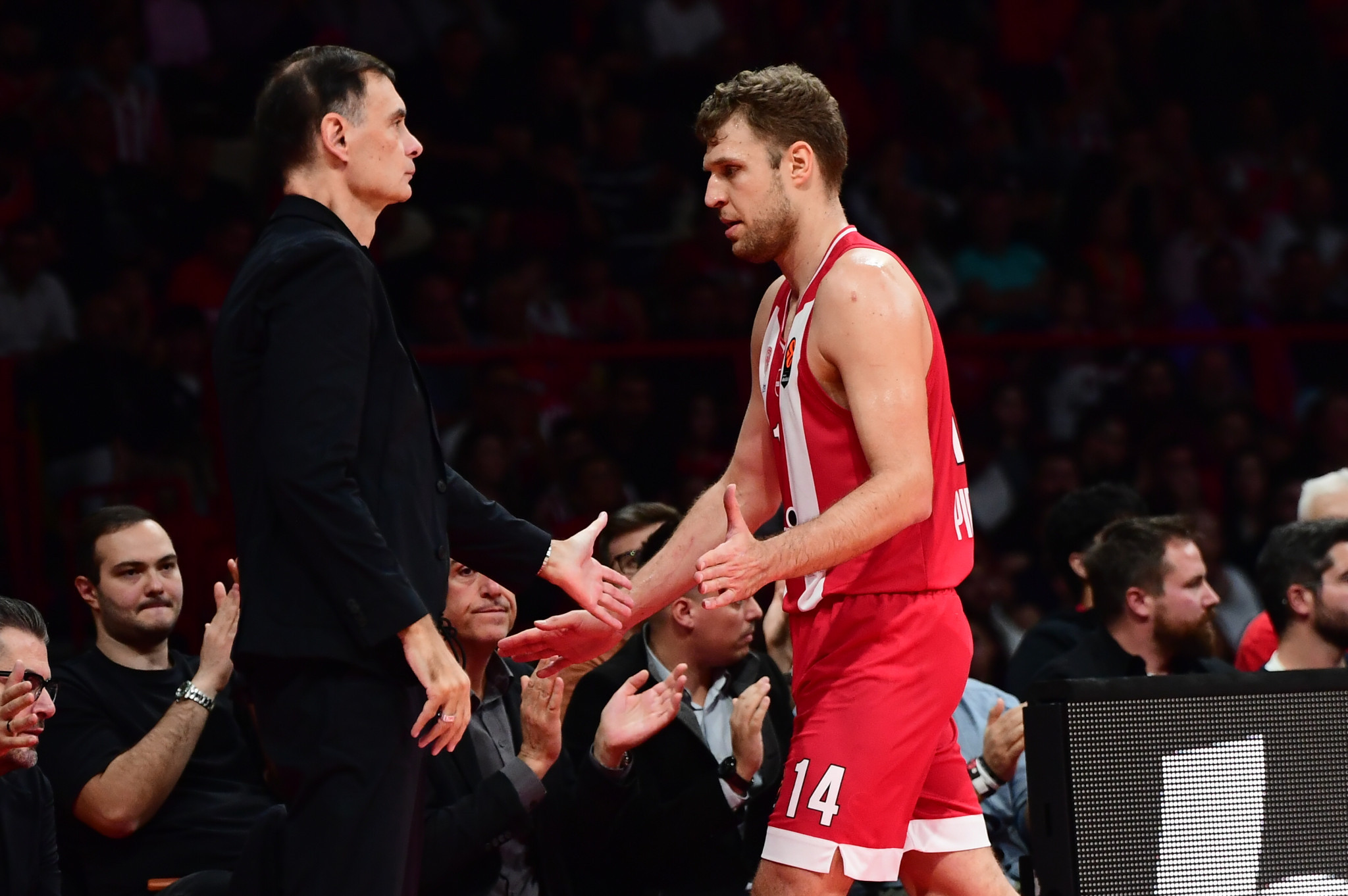 «Για τον Βεζένκοφ πρέπει να δώσουμε τα εύσημα στον Μπαρτζώκα»