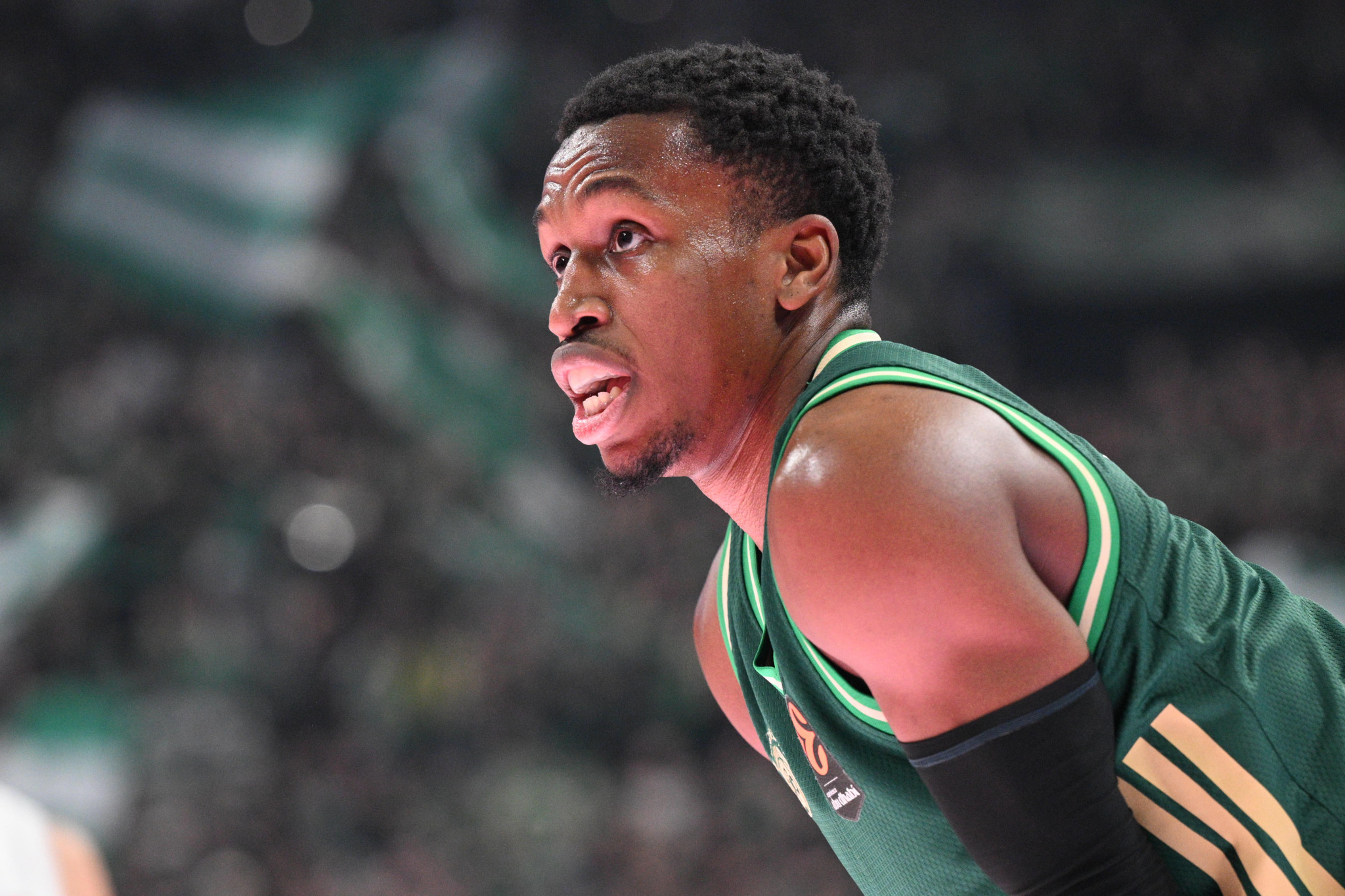 Ο Σορτς των 175 εκατοστών μπλόκαρε το τρίποντο του Κάναντι και σήκωσε στο... πόδι το T-Center (video)