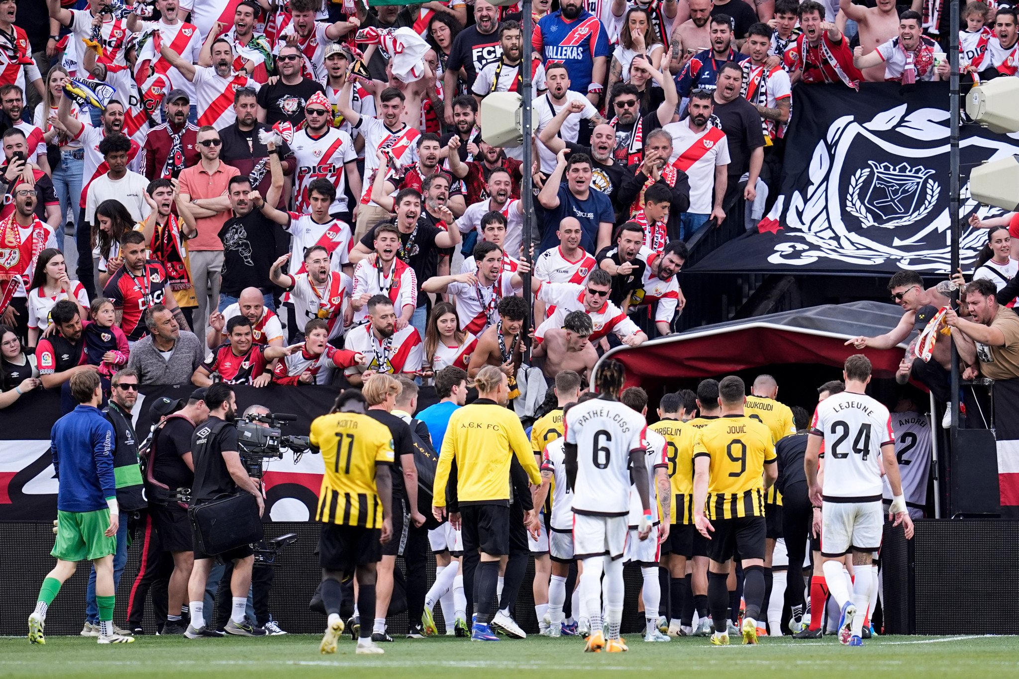 Περισσότεροι από 1.500 οπαδοί της Ράγιο στην Αθήνα για τη ρεβάνς με την ΑΕΚ