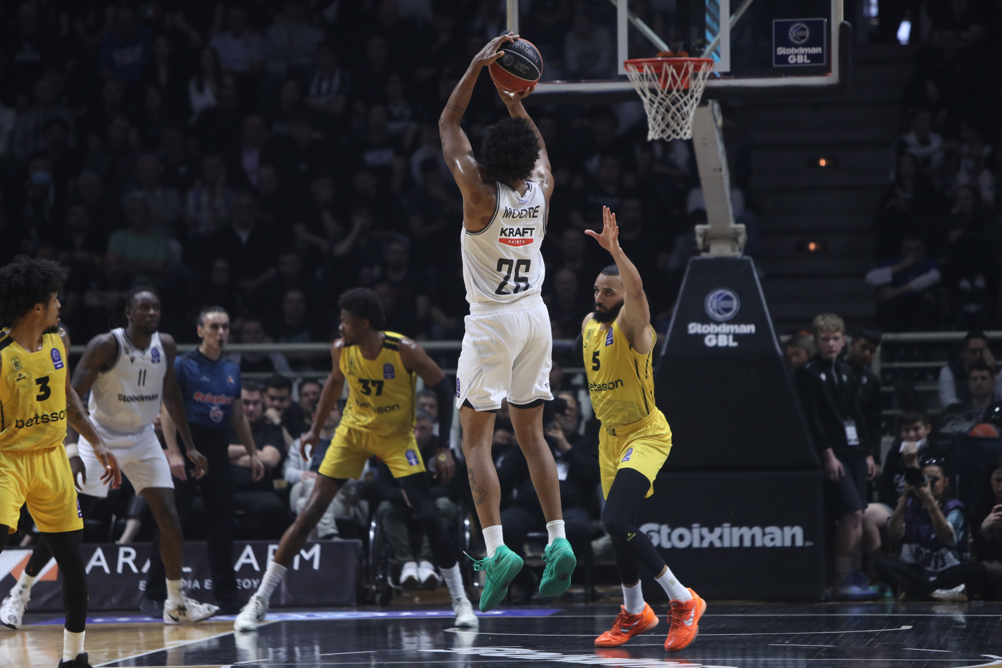 «Ασπρόμαυρη καταιγίδα» στο ντέρμπι με σερί 15-0 για τον ΠΑΟΚ (video)