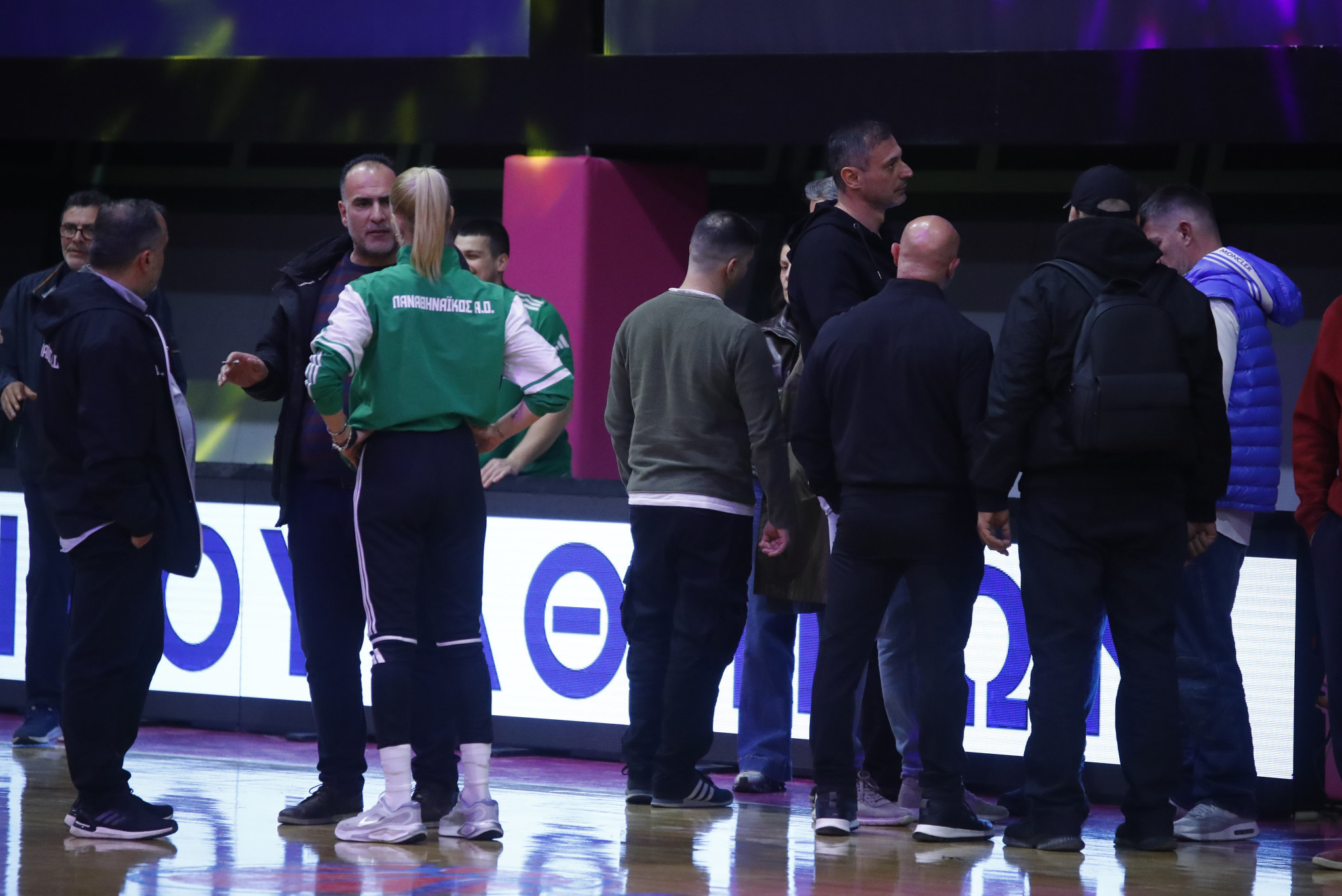 Η στιγμή της αποχώρησης του Παναθηναϊκού στο ημίχρονο του πρώτου τελικού με τον Αθηναϊκό (video)