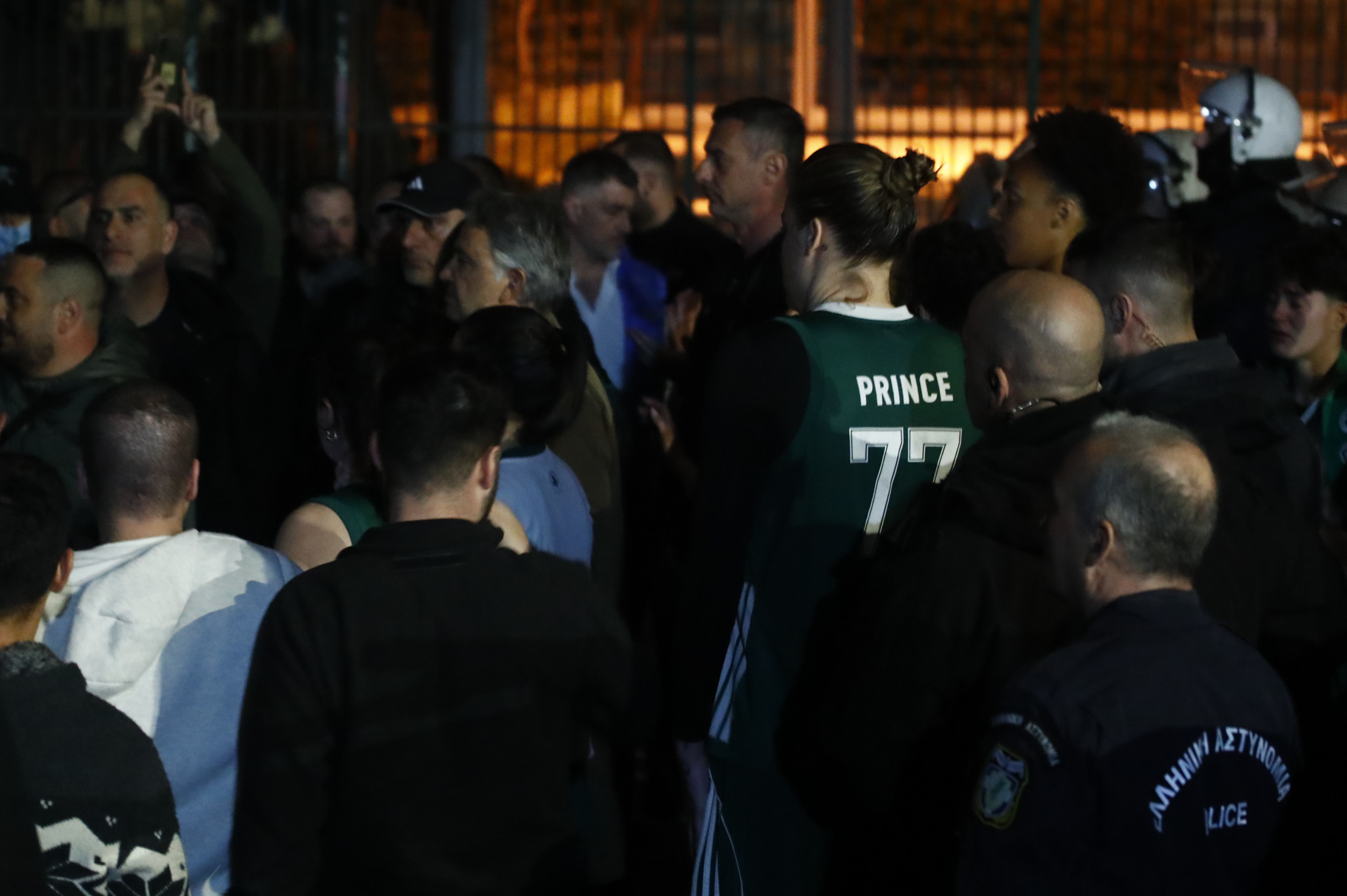 Αποθέωση των φίλων του Παναθηναϊκού για τις παίκτριες μετά τη διακοπή του αγώνα με τον Αθηναϊκό (video)