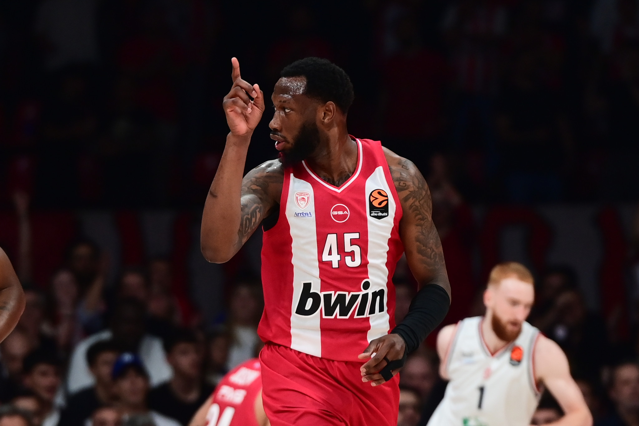 Θέαμα στο ΣΕΦ: Ο Τζόζεφ σήκωσε στον Χολ που κάρφωσε με μανία το καλάθι της Μιλάνο (video)