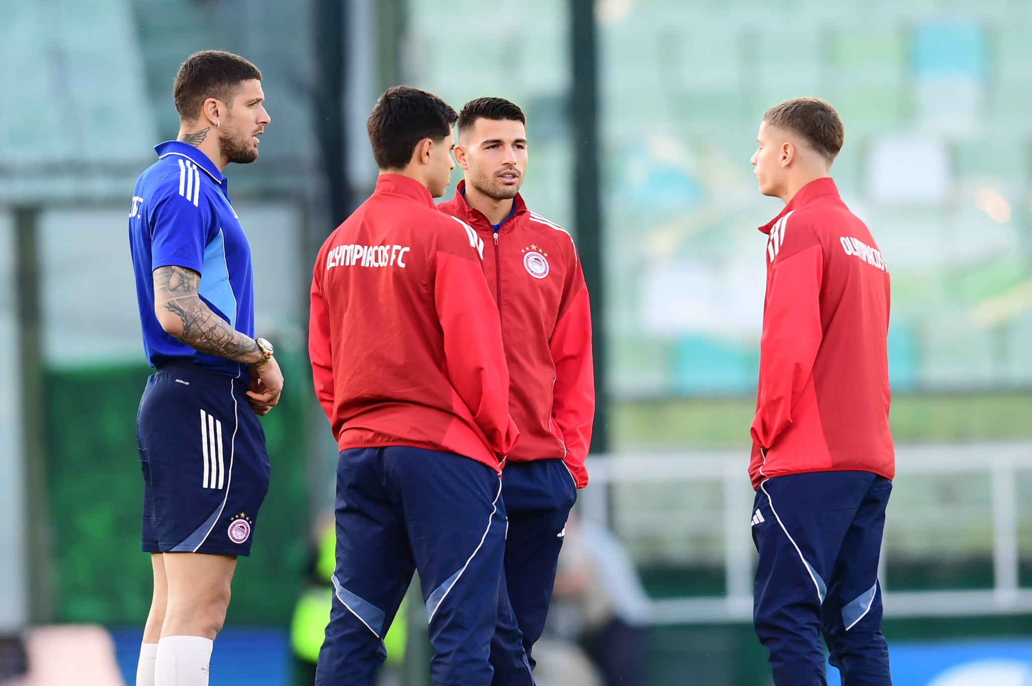 Έφτασε η αποστολή του Ολυμπιακού στην Λεωφόρο για το ντέρμπι με τον Παναθηναϊκό (video)