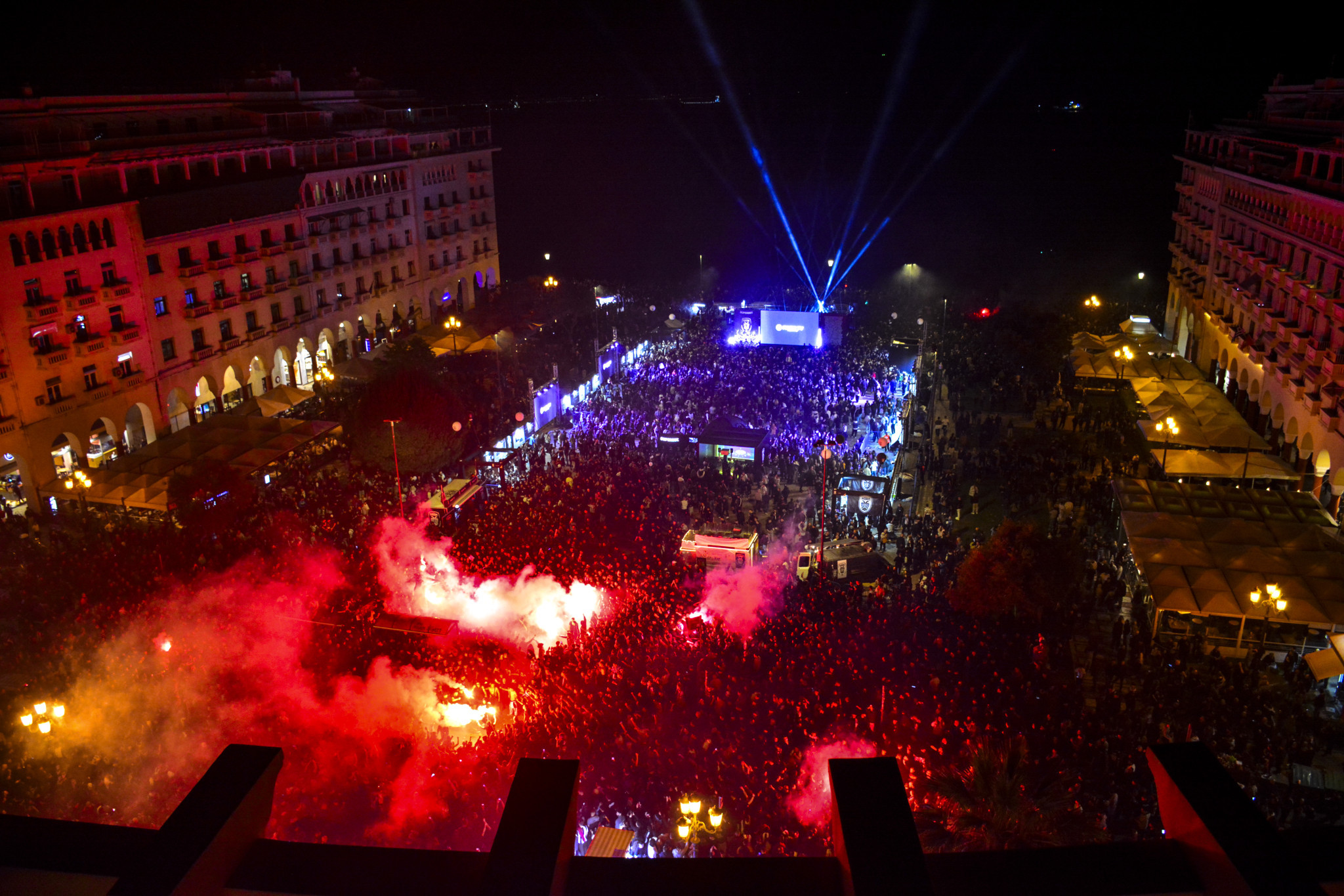 «Κάηκε» η Πλατεία Αριστοτέλους για τα 100 χρόνια του ΠΑΟΚ (photos, video)