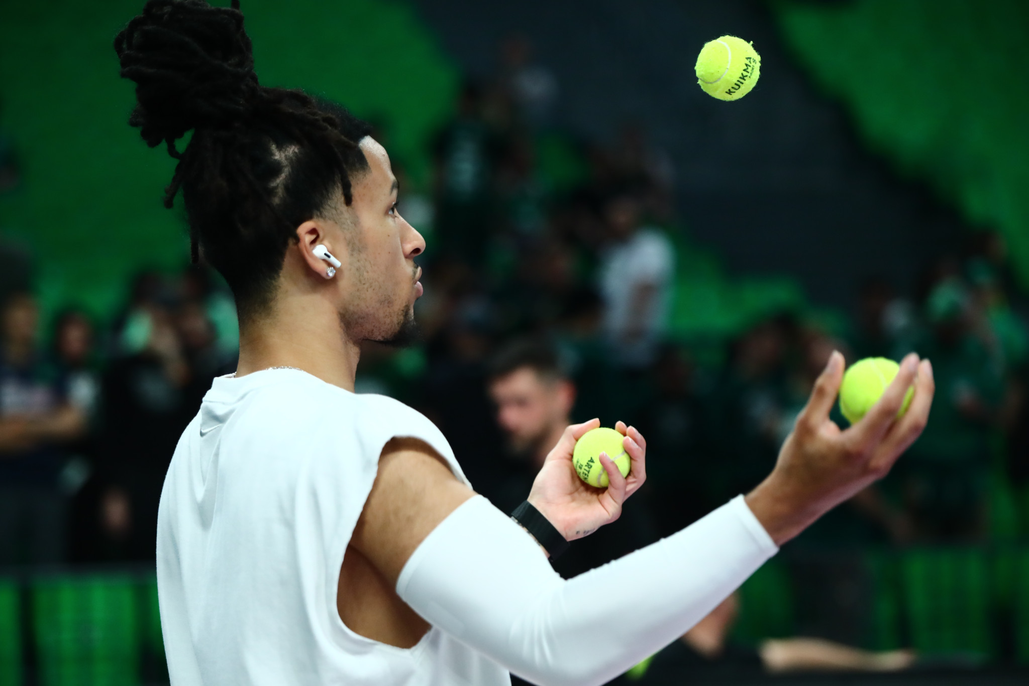 Ο Στραζέλ έκανε ζέσταμα πριν το ματς κόντρα στον Παναθηναϊκό με μπάλες τένις και ζογκλερικά (video)