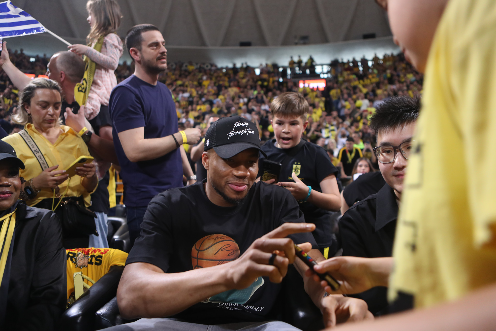 Ο Γιάννης Αντετοκούνμπο, ο Νίκος Γκάλης και ο Ρίτσαρντ Σιάο στο Άρης - Πανιώνιος (photos, video)