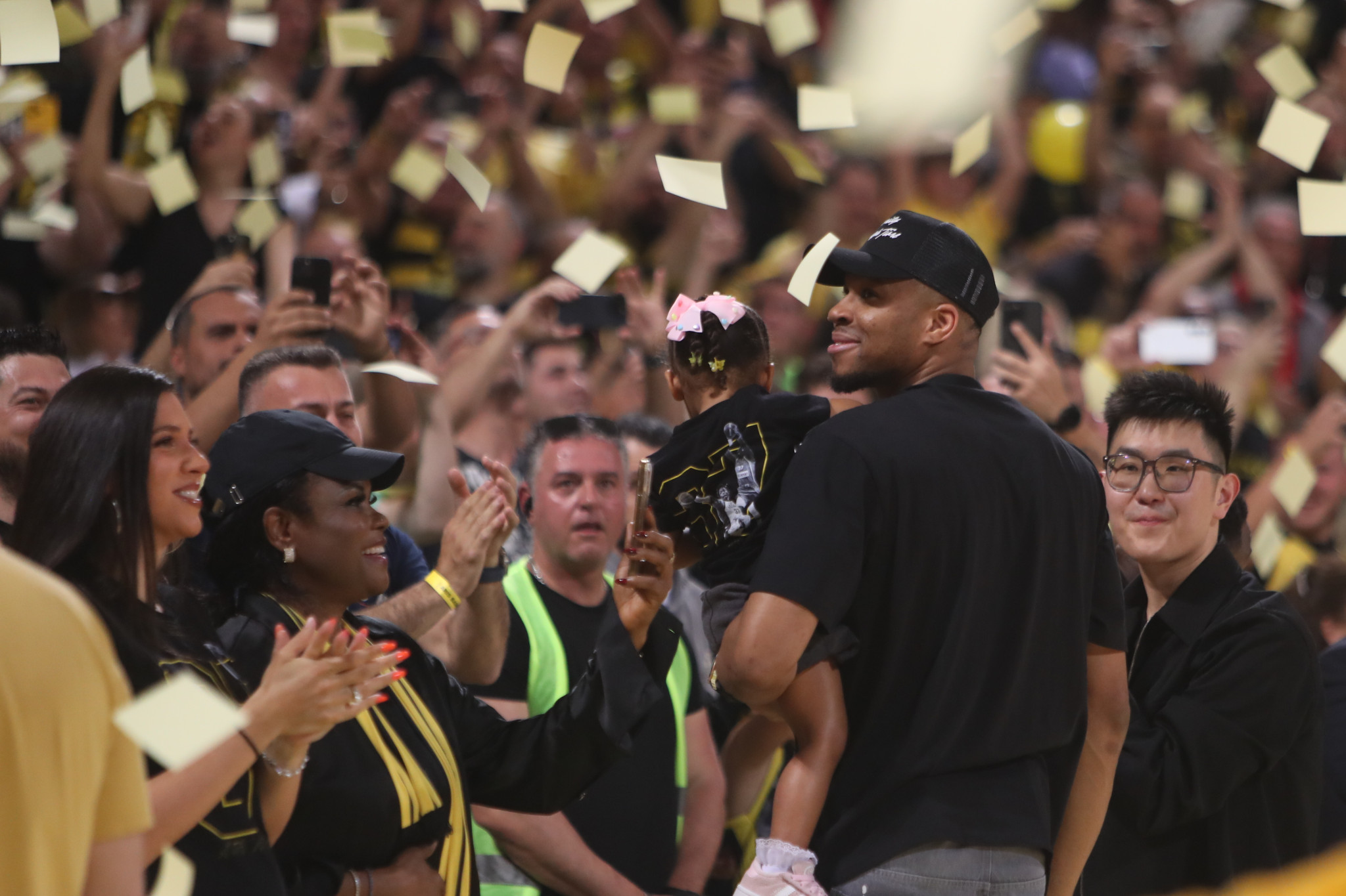 Το επικό σύνθημα των φίλων του Άρη στον Γιάννη Αντετοκούνμπο: «Άντε τελείωνε με το NBA...» (video)