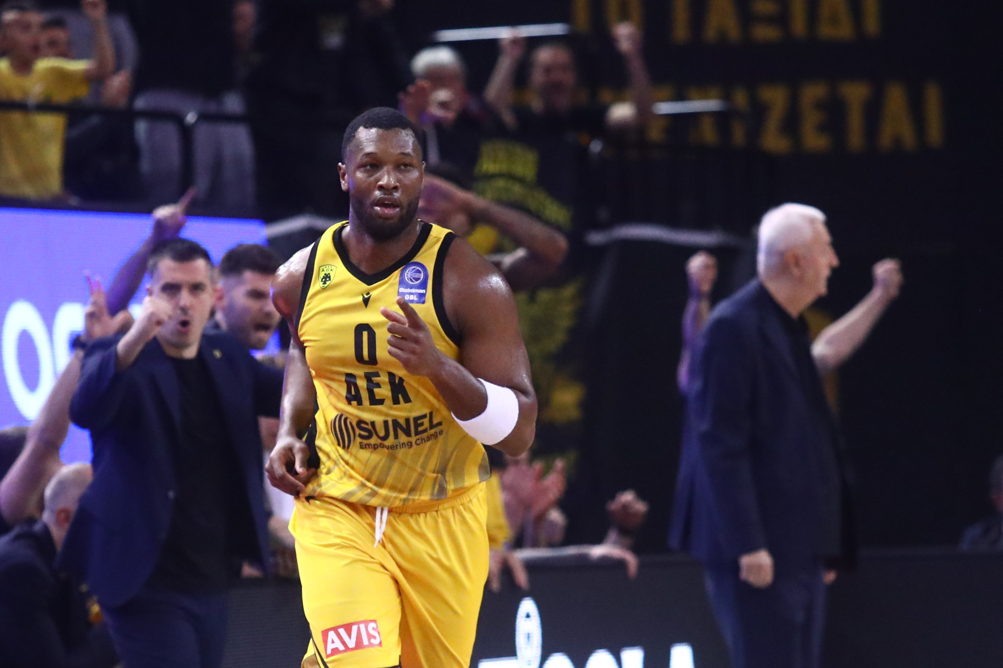 Εκρηκτικό ξεκίνημα της ΑΕΚ κόντρα στον Ολυμπιακό με σερί 9-0 (video)