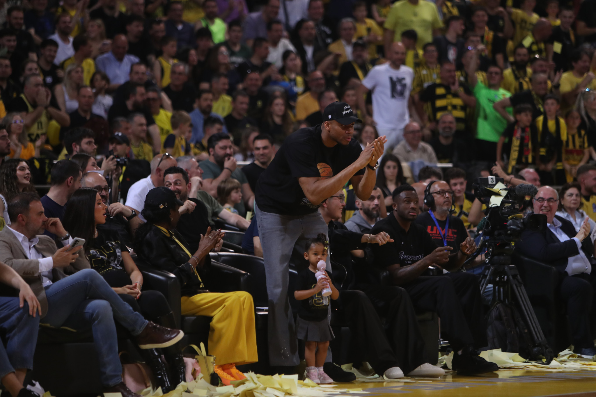 Ο Γιάννης και ο Θανάσης Αντετοκούνμπο πανηγύρισαν τους πρώτους πόντους του Κώστα (video)