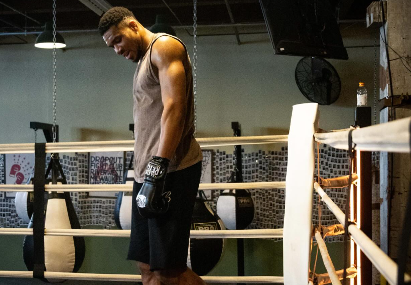 Ο Αντετοκούνμπο άφησε τα παρκέ και μπήκε... στο ρινγκ: Η ανάρτηση του «Greek Freak»