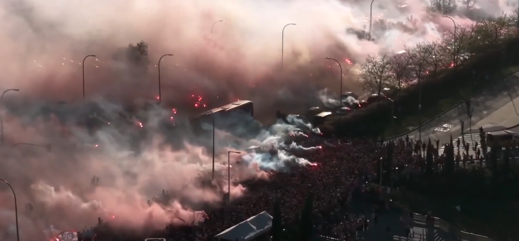 Πανζουρλισμός έξω από το Μετροπολιτάνο στην άφιξη της Ατλέτικο πριν το ματς με τη Μπαρτσελόνα (video)