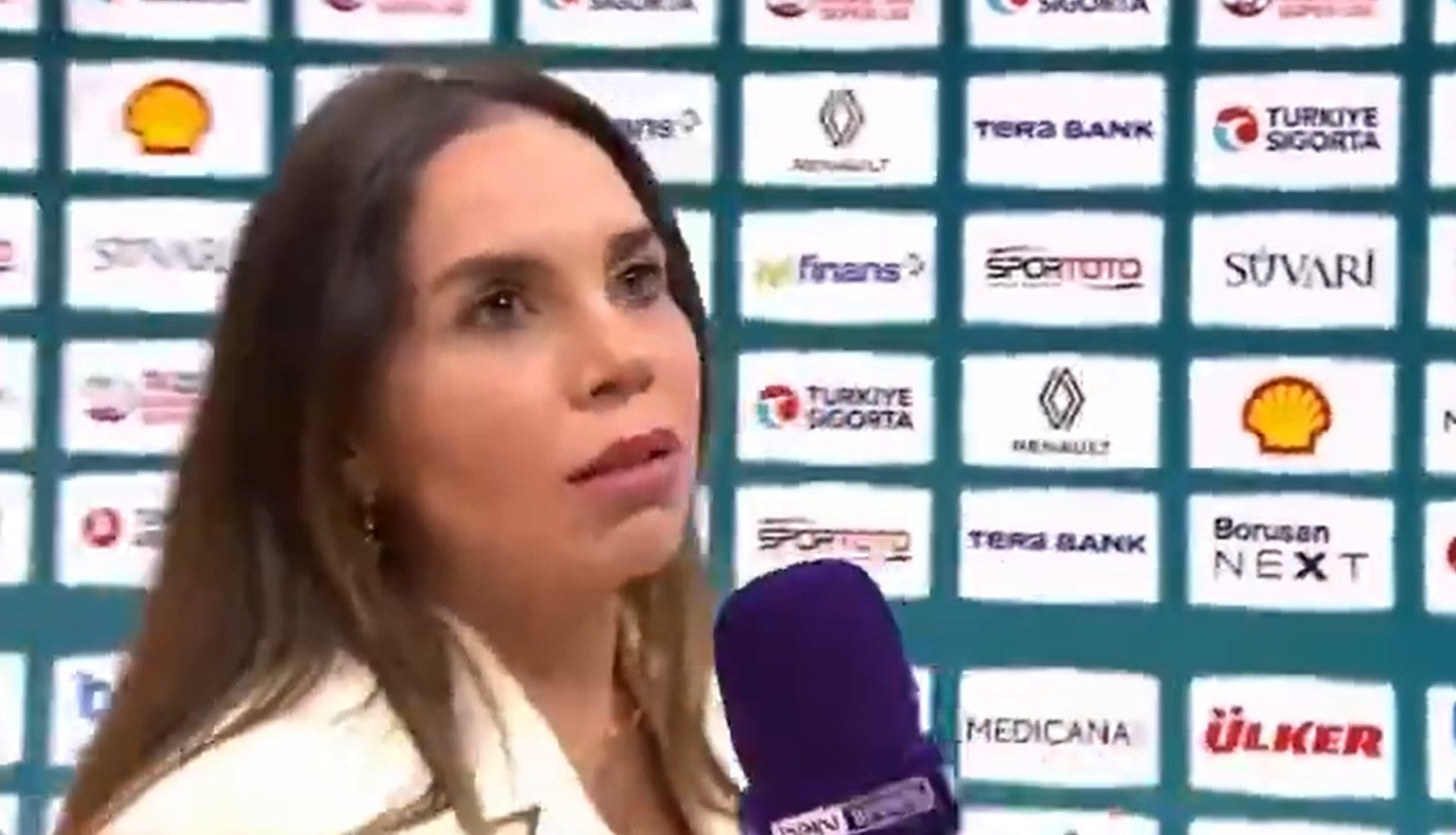 Ο Γιασικεβίτσιους ξαναχτύπησε: Άφησε «άγαλμα» τη δημοσιογράφο που πήγε να του κάνει ερώτηση (video)