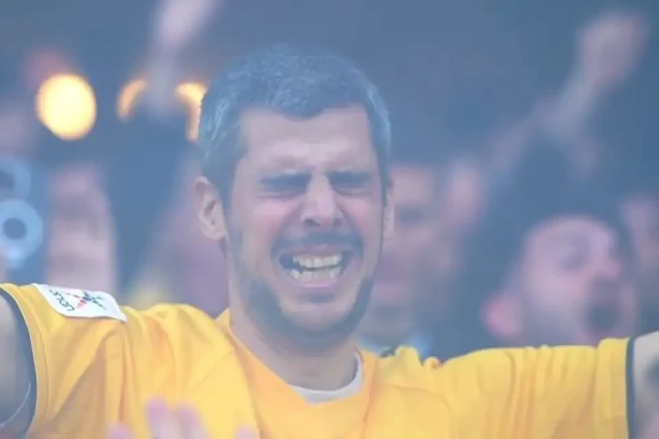 «Ούτε όταν γέννησα τα παιδιά του δεν έκλαψε»: Το επικό σχόλιο της συζύγου του πιο viral ΑΕΚτζη!