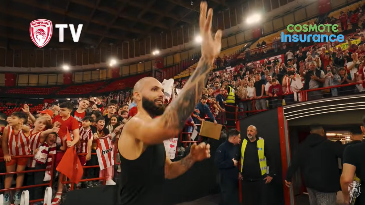 Τα «ερυθρόλευκα» χαμόγελα και το... δώρο του Φουρνιέ σε φίλο του Ολυμπιακού (video)