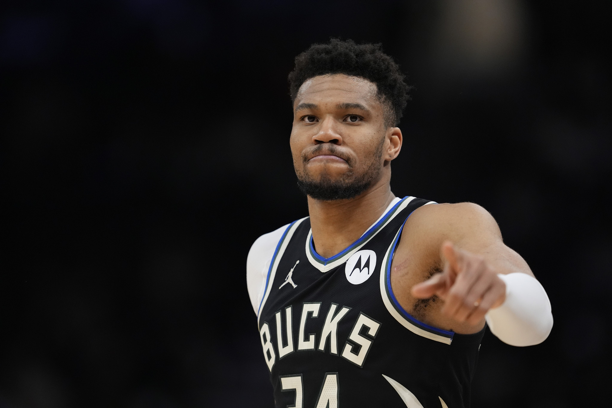 Το… ταμείο του Αντετοκούνμπο: Πόσα χρήματα έχει εισπράξει για τις 13 σεζόν του στο NBA